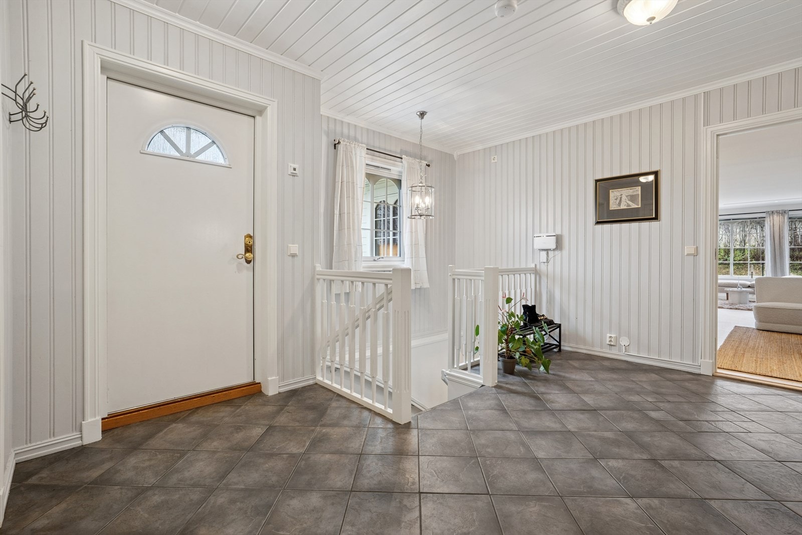 Velkommen inn! Lys og romslig entrè med god plass til yttertøy og sko. Galleribilde