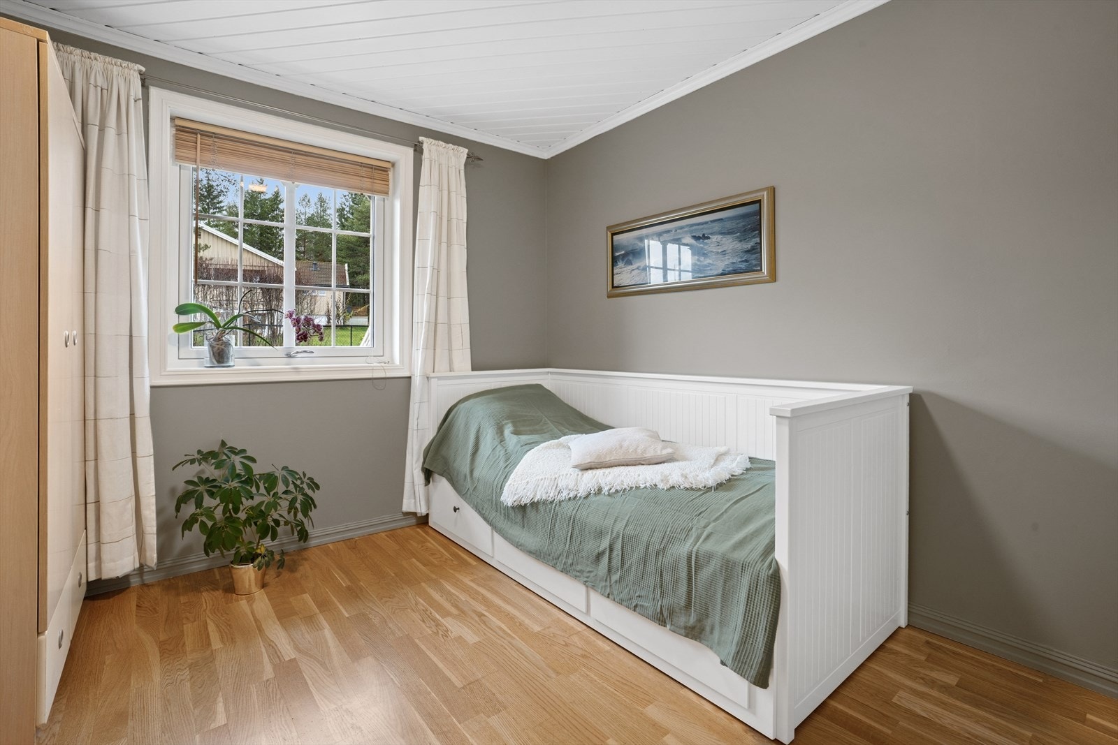 Soverom nr 2 i 1. etasje passer perfekt til barnerom eller gjesterom. Galleribilde