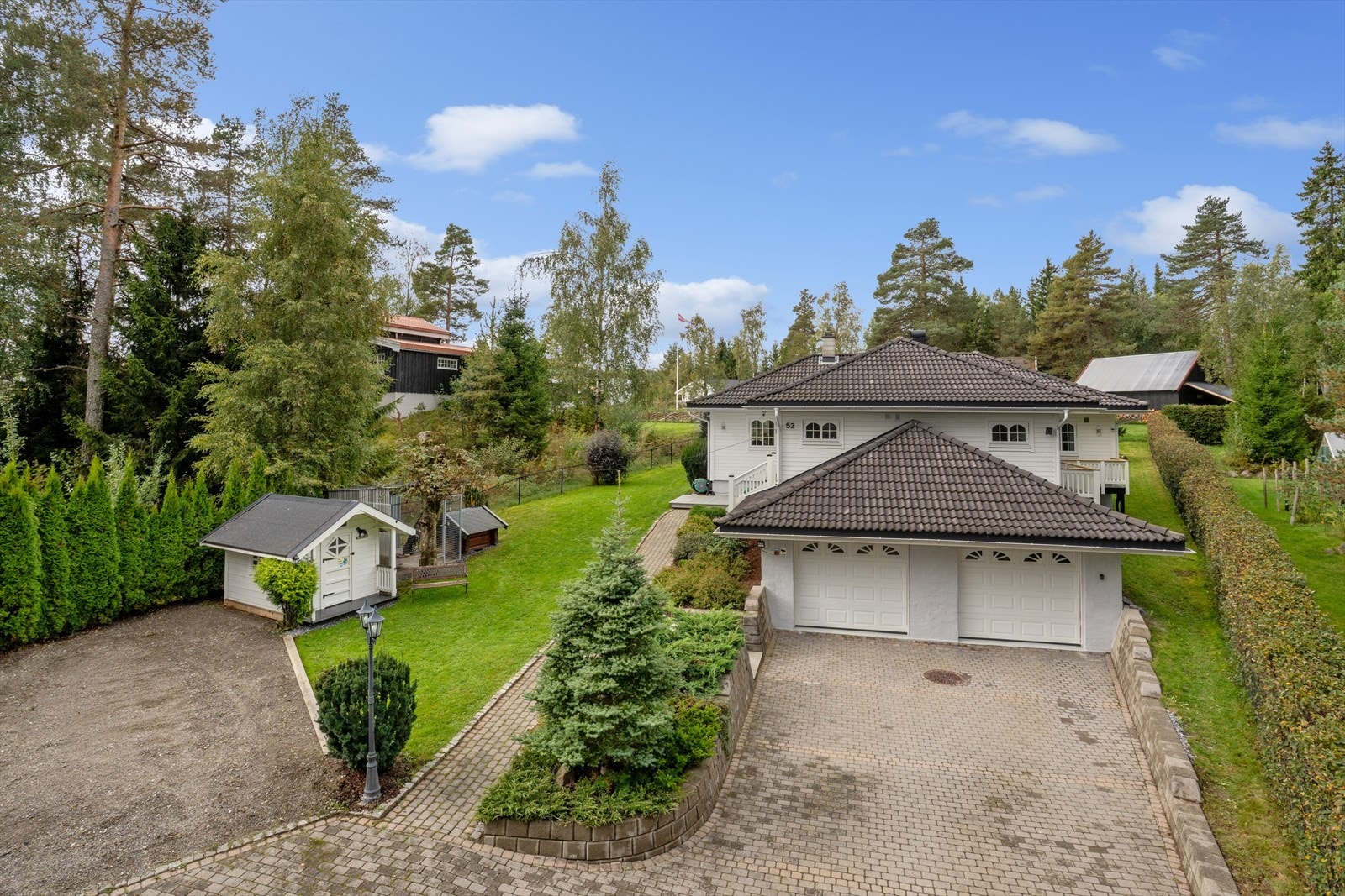 Eneboligen ligger i naturskjønne omgivelser med kort avstand til flere dagligvarebutikker og servicetilbud. Galleribilde