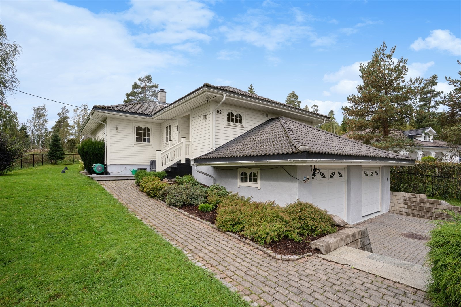 Steinbelagt adkomstvei til boligen. Galleribilde