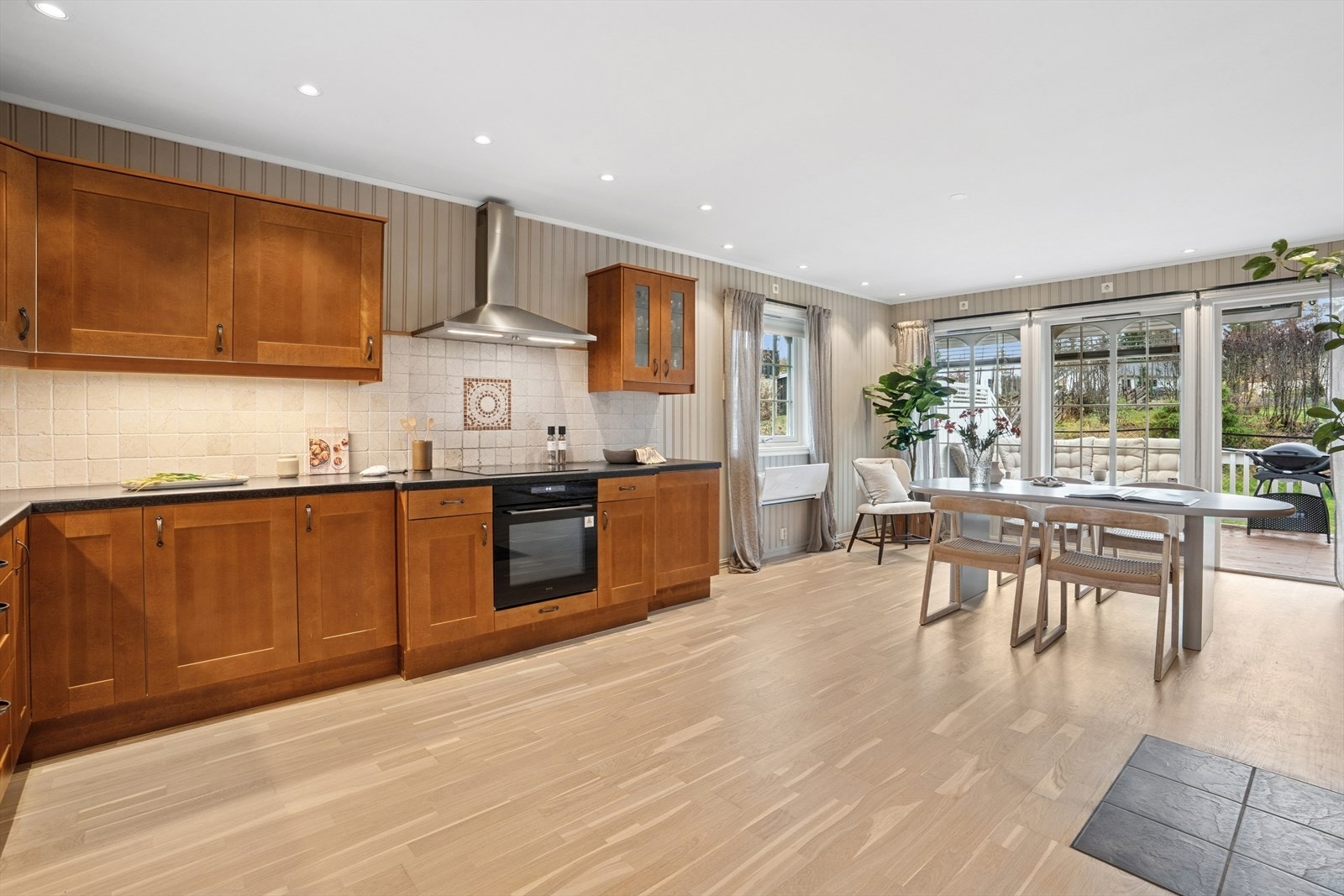 Her er god plass på kjøkkenet og enkel adkomst ut til uteplassen hvor grillen er lett å bruke. Galleribilde