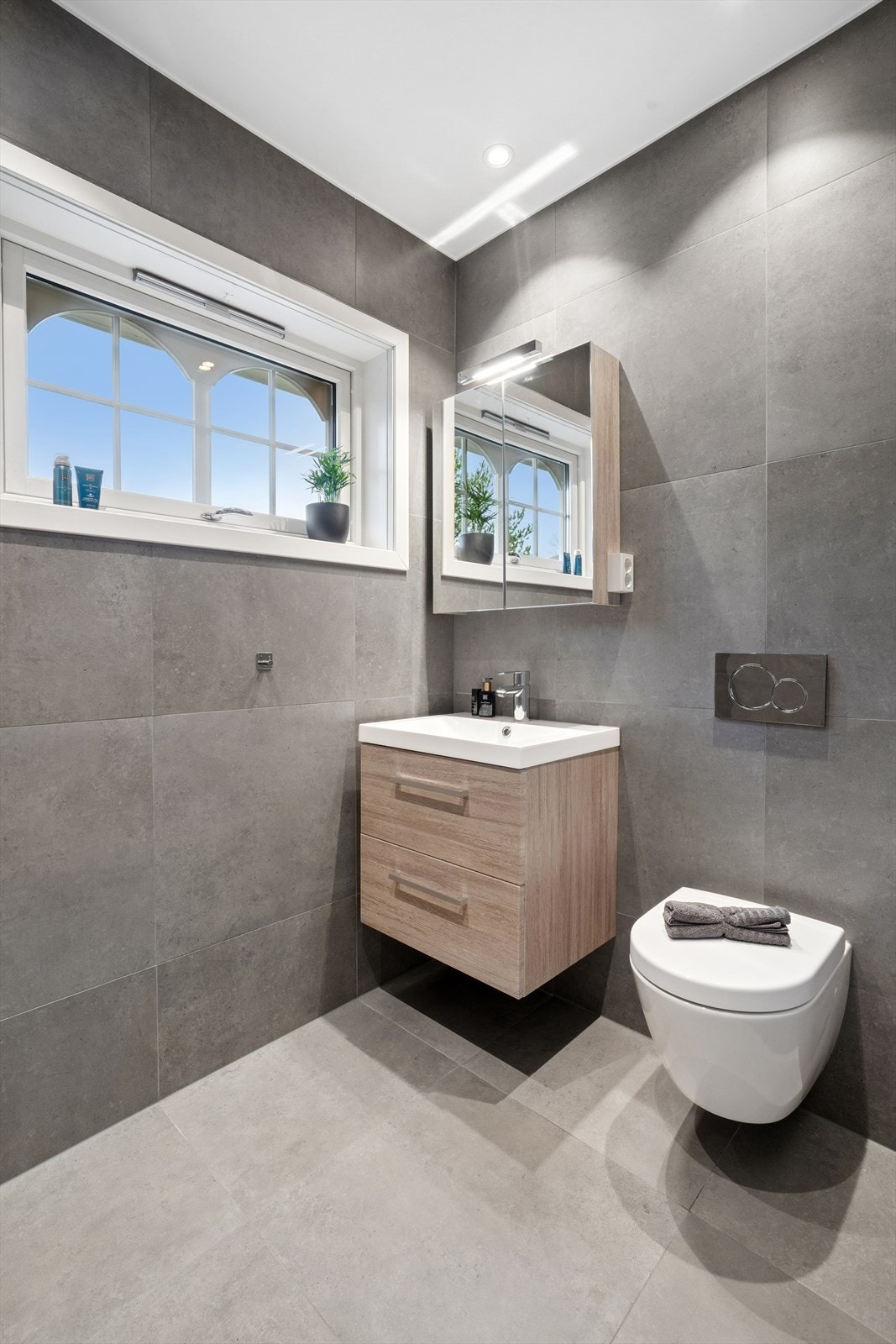 Helfliset baderom som ble bygget 2023 med fliser og nye møbler. Galleribilde