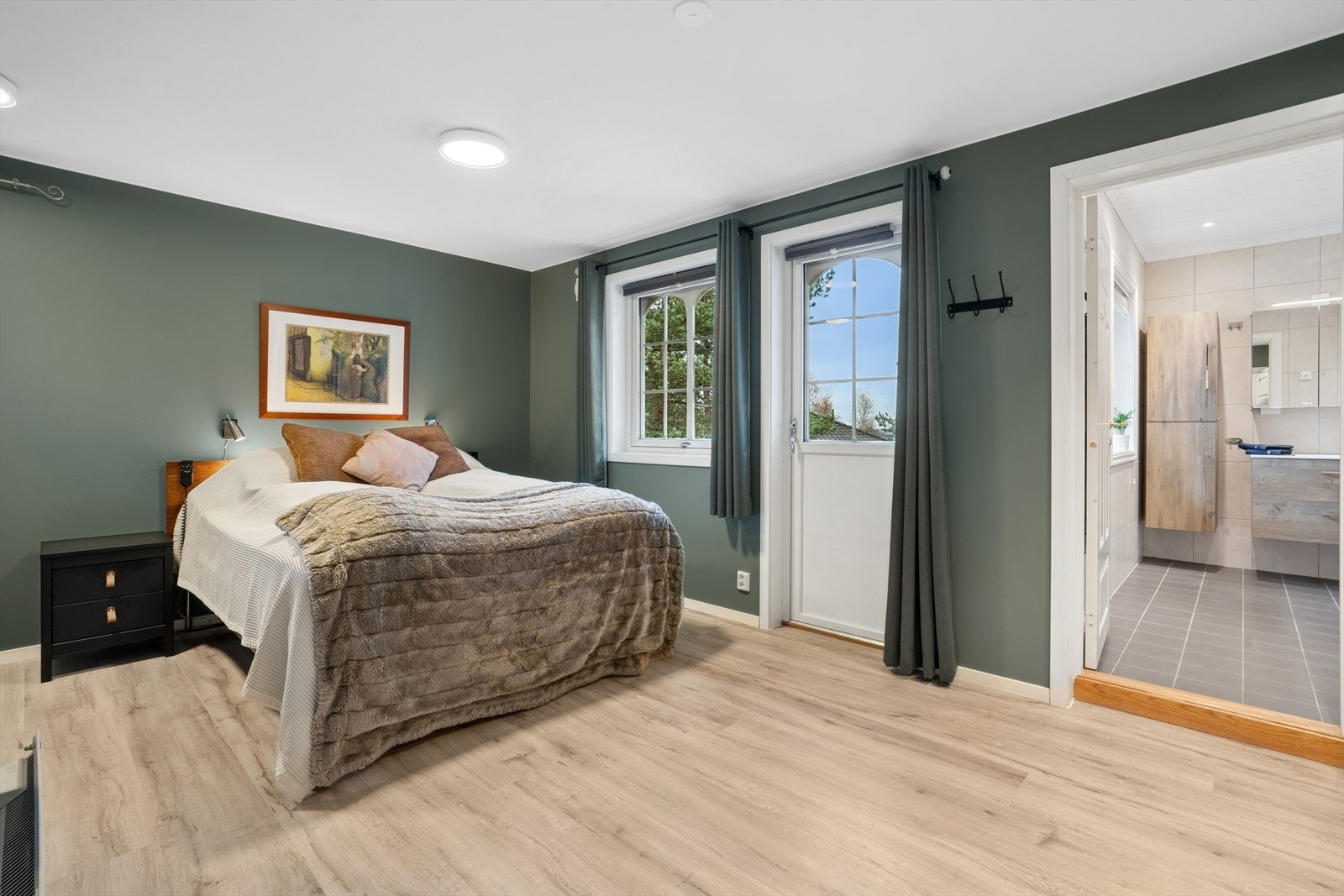 Hovedsoverom i 1. etasje med direkte adkomst til baderom. og utgang til balkong. Galleribilde