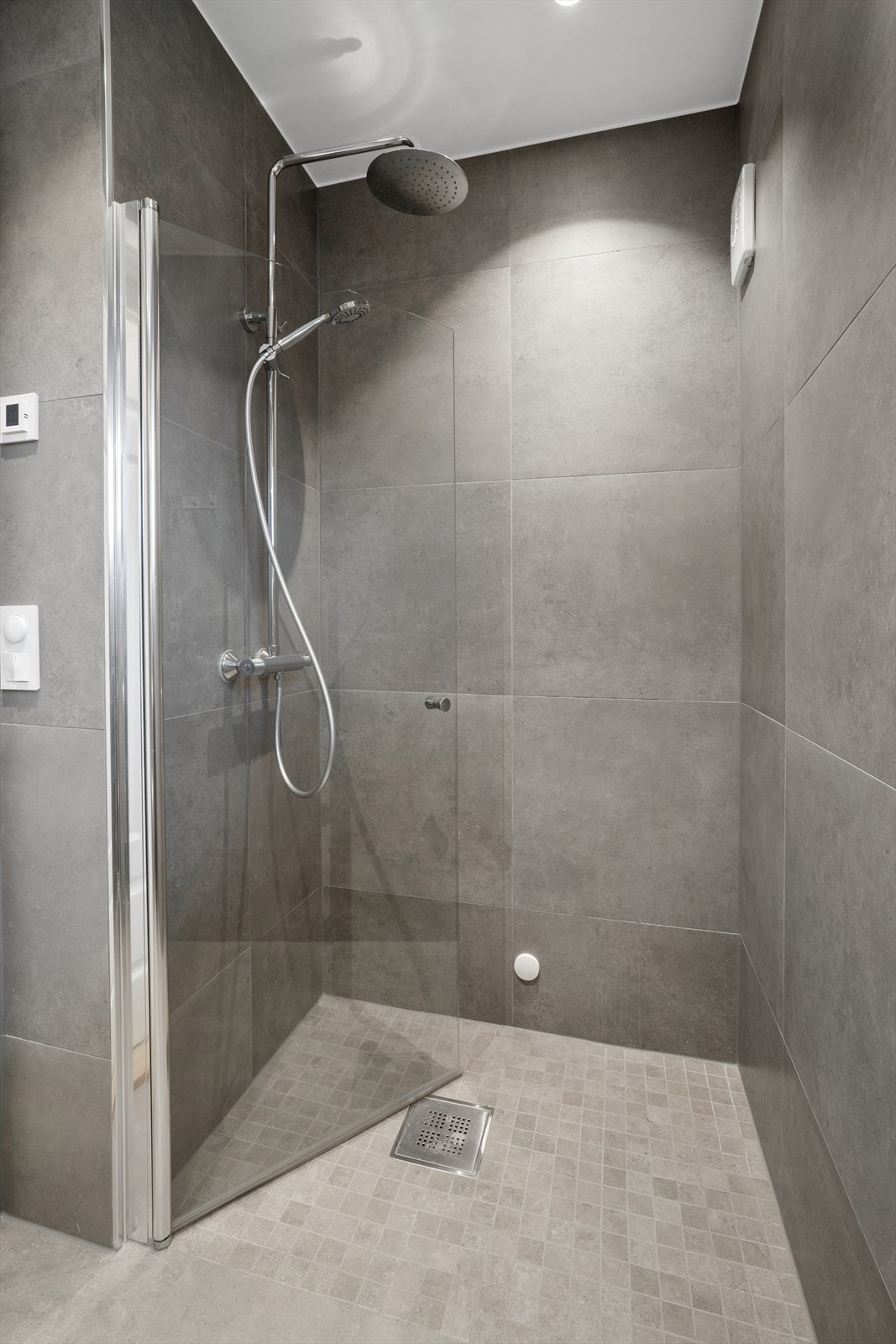 Dusjnisje med glassdør og vannfalldusj. Galleribilde