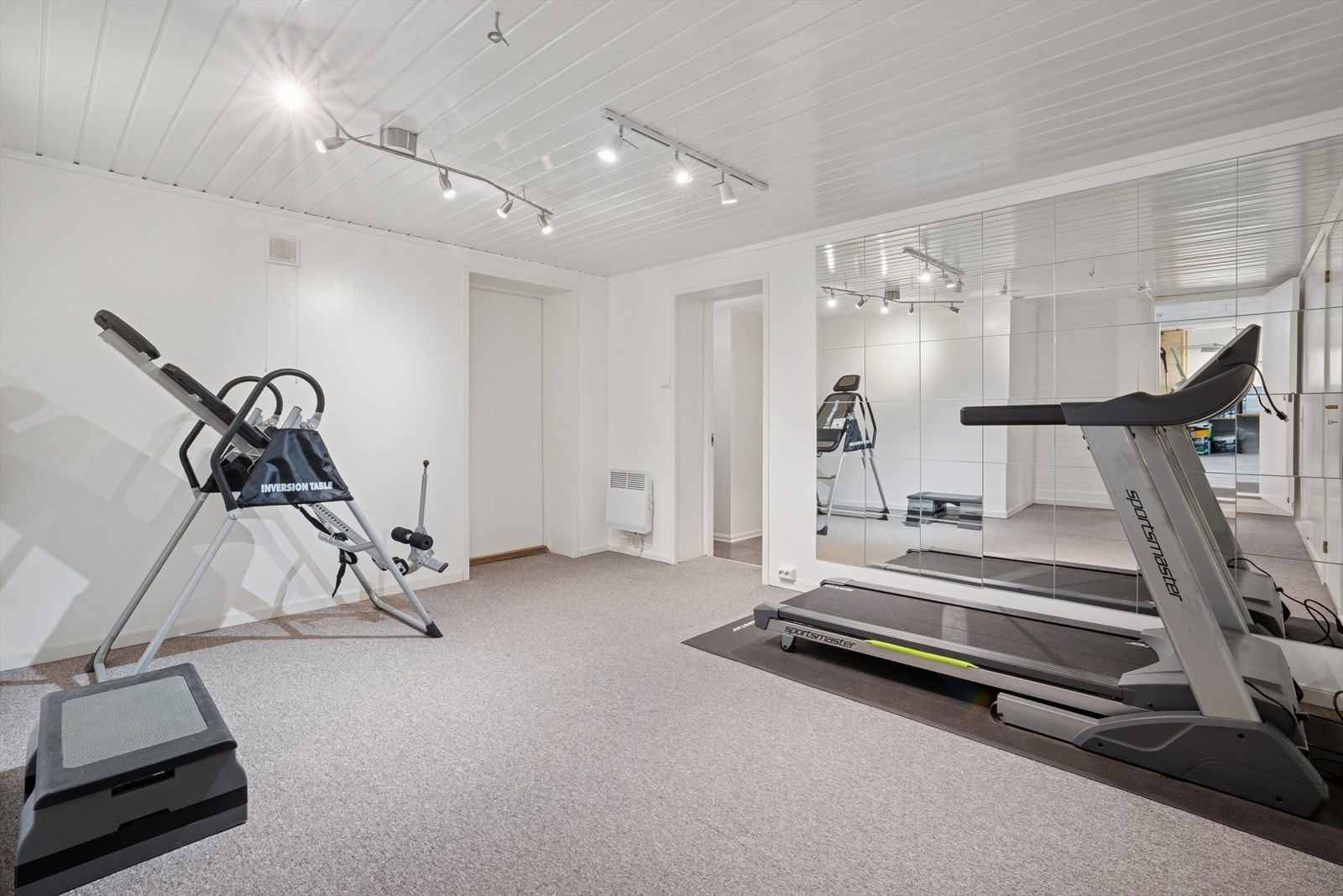 I boligens underetasje er det innredet treningsrom. Galleribilde