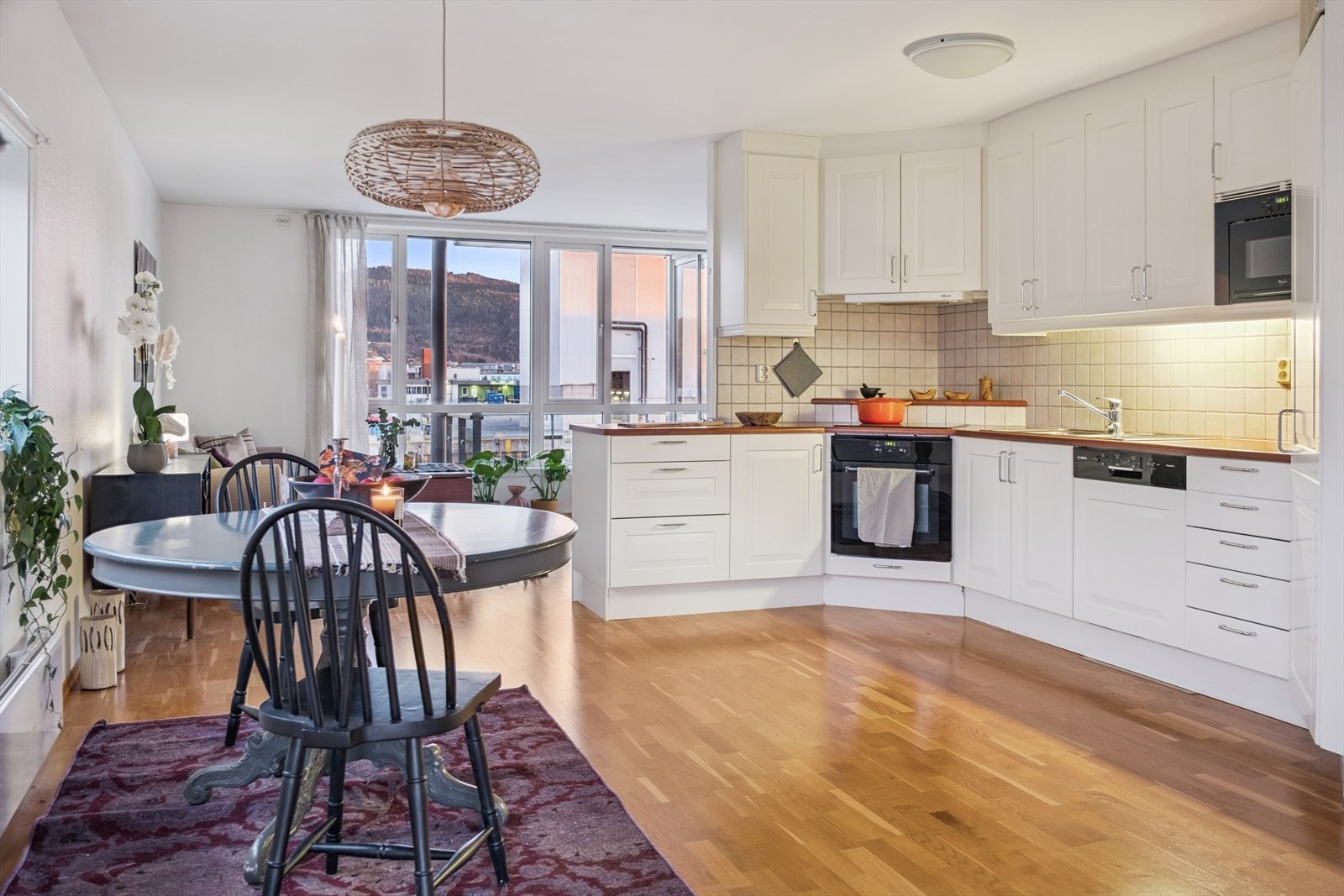 Lyst og pent kjøkken med innebygde hvitevarer. Nyere kjøleaggregat på kjølehjørne Galleribilde