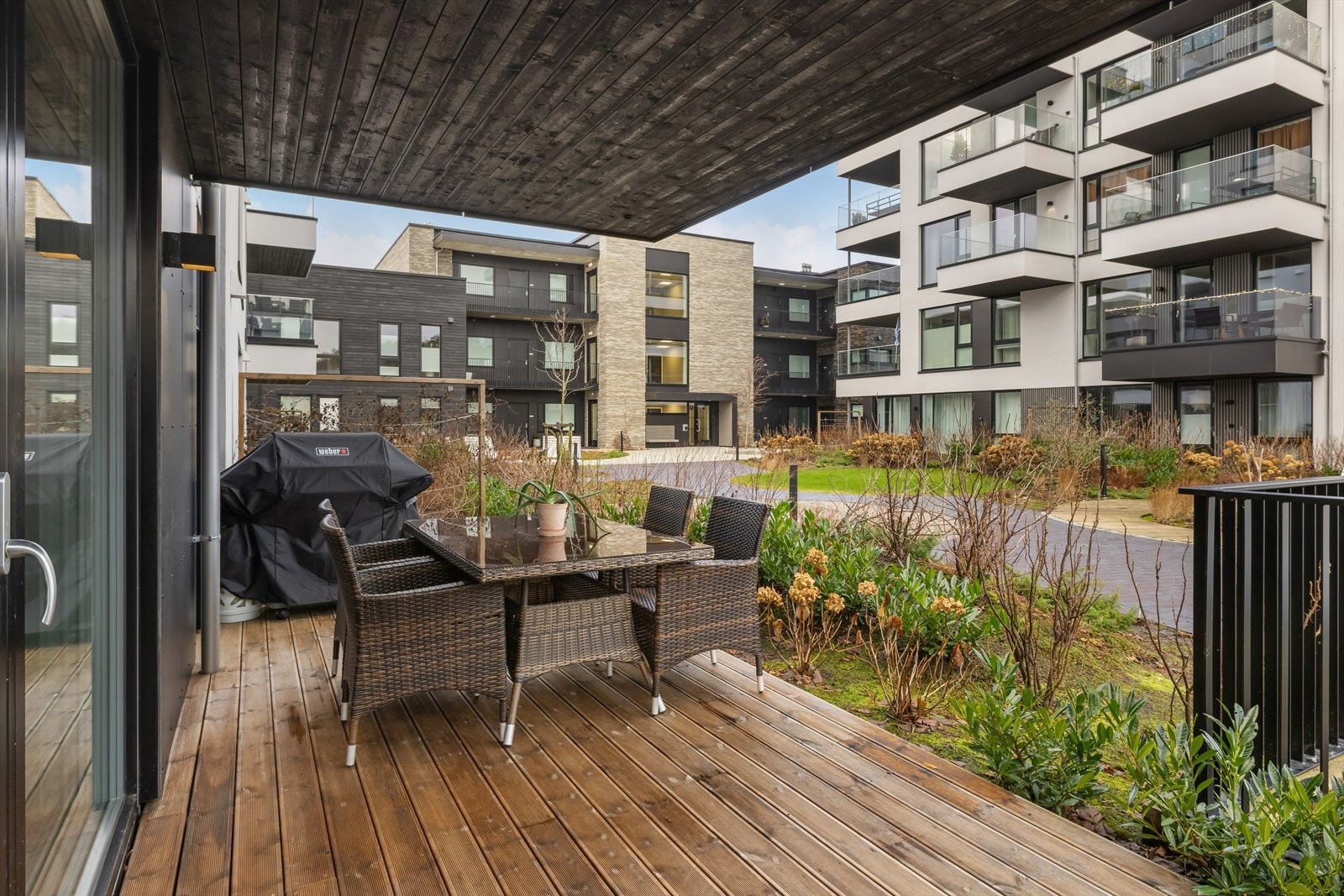 Leiligheten har en romslig, overbygget terrasse. Galleribilde