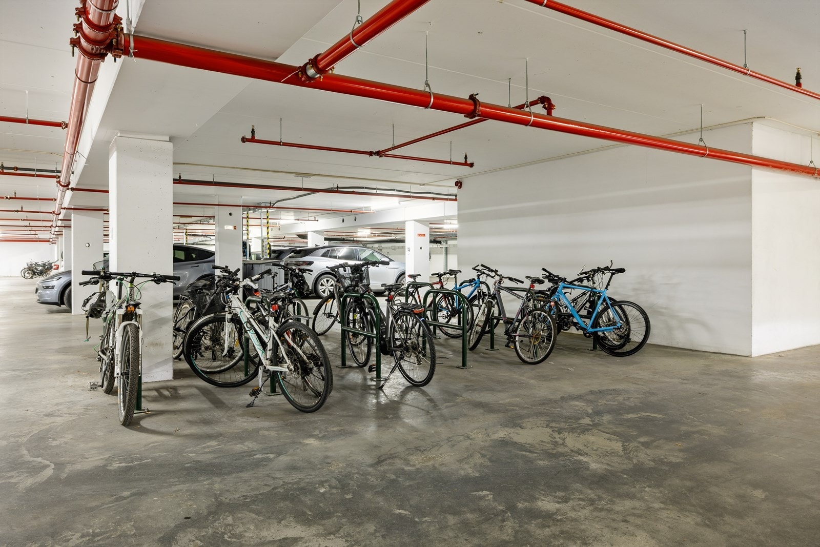 Felles sykkelparkering. Galleribilde