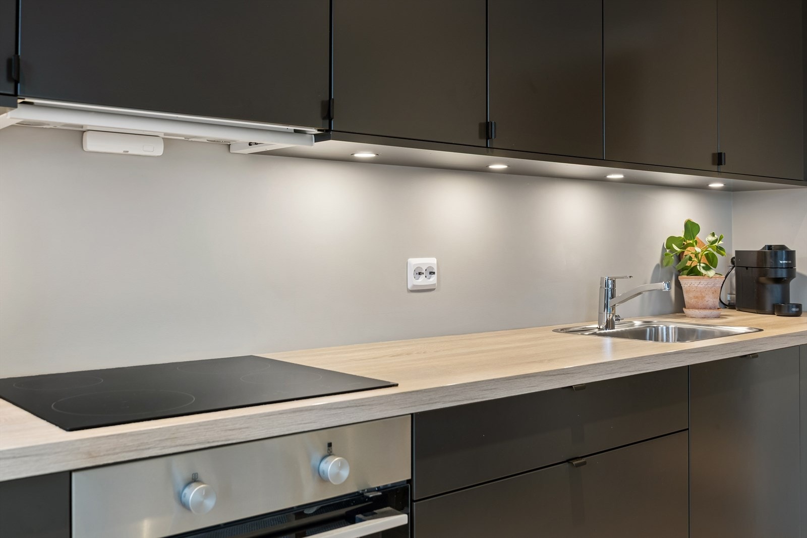 Kjøkkenet er fra 2022 og har en innredning i god stand med mørke slette fronter. Galleribilde