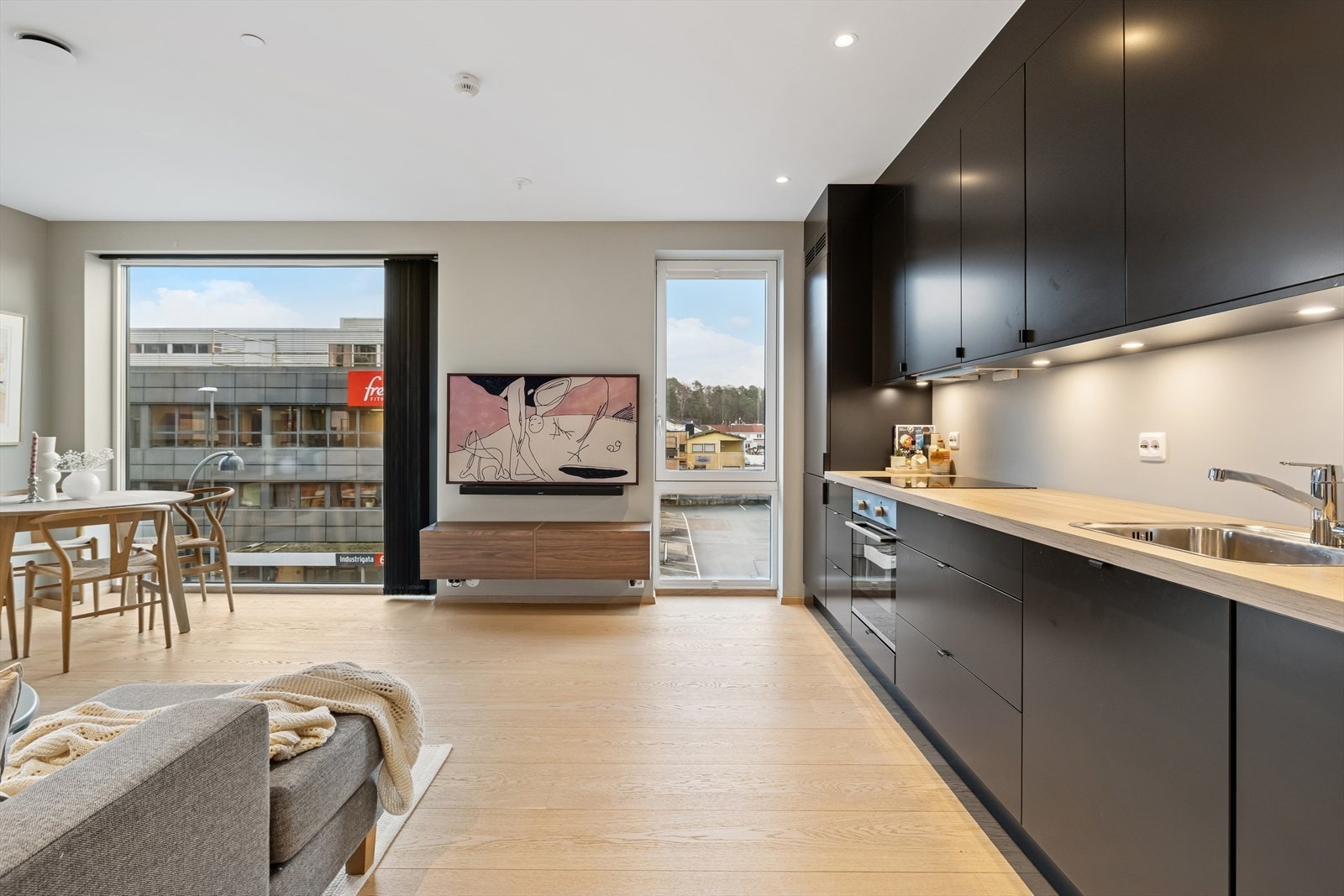 Rommet har flere store vindusflater noe som gir godt med lysinnslipp. Galleribilde