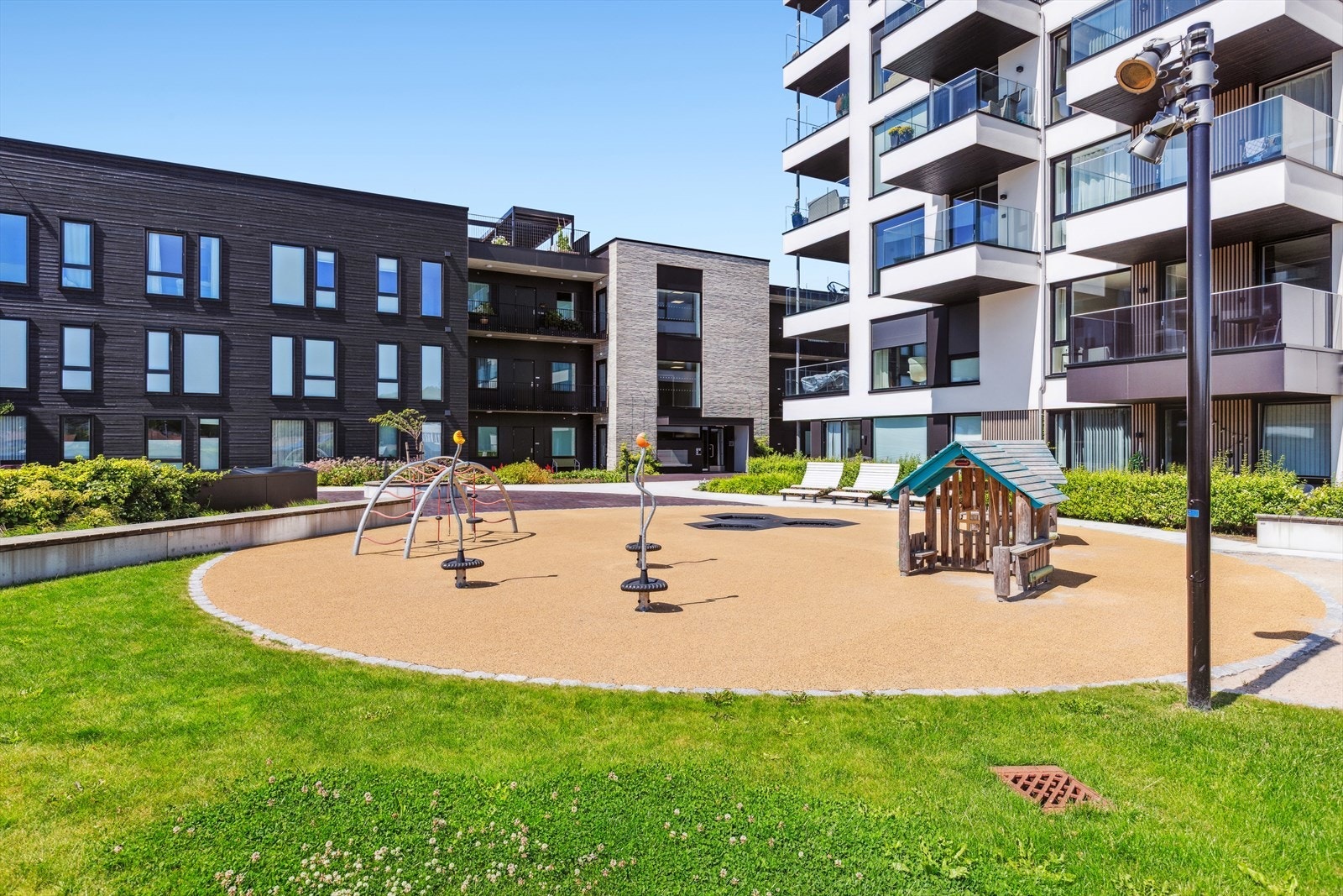 Velstelt fellesareal for sameiet, med blant annet vakre interne stier, hyggelige sitteområder, variert beplantning og lekeplass. Galleribilde