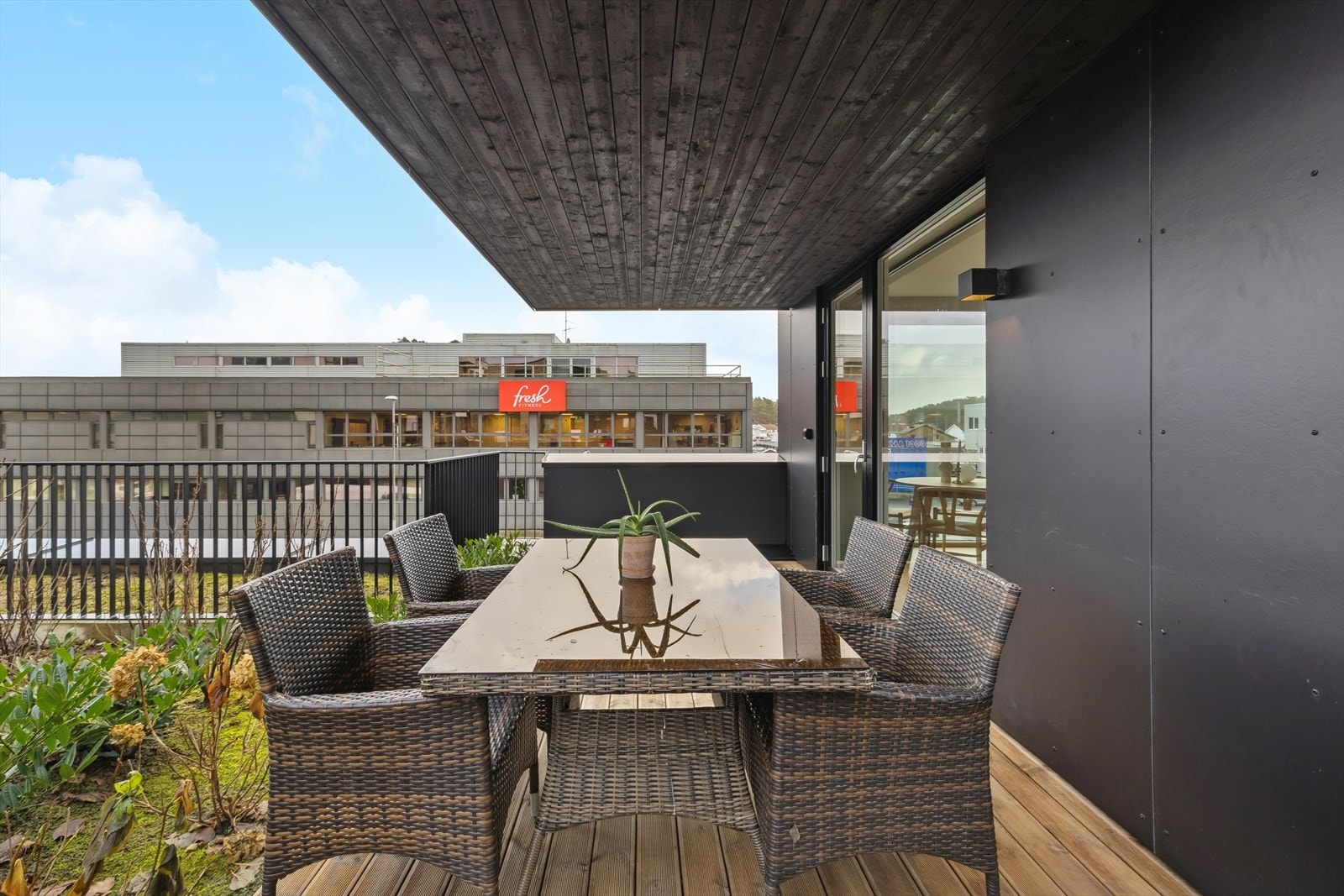 Terrassen er perfekt for utemøbler og grill, hvor man kan nyte fine dager utendørs. Galleribilde