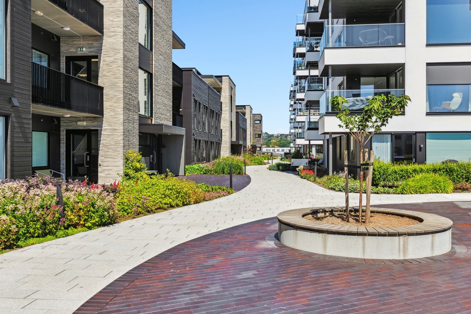 Beboere i Marvika Torv bor i umiddelbar nærhet til matbutikker, bakeri, restaurant, apotek, treningssenter, gartneri, grunnskole og barnehager. Galleribilde