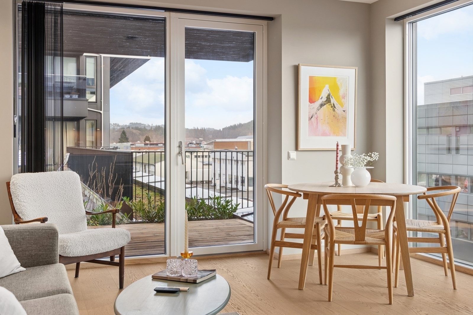 Fra stuen er det direkte utgang til flott uteplass. Galleribilde