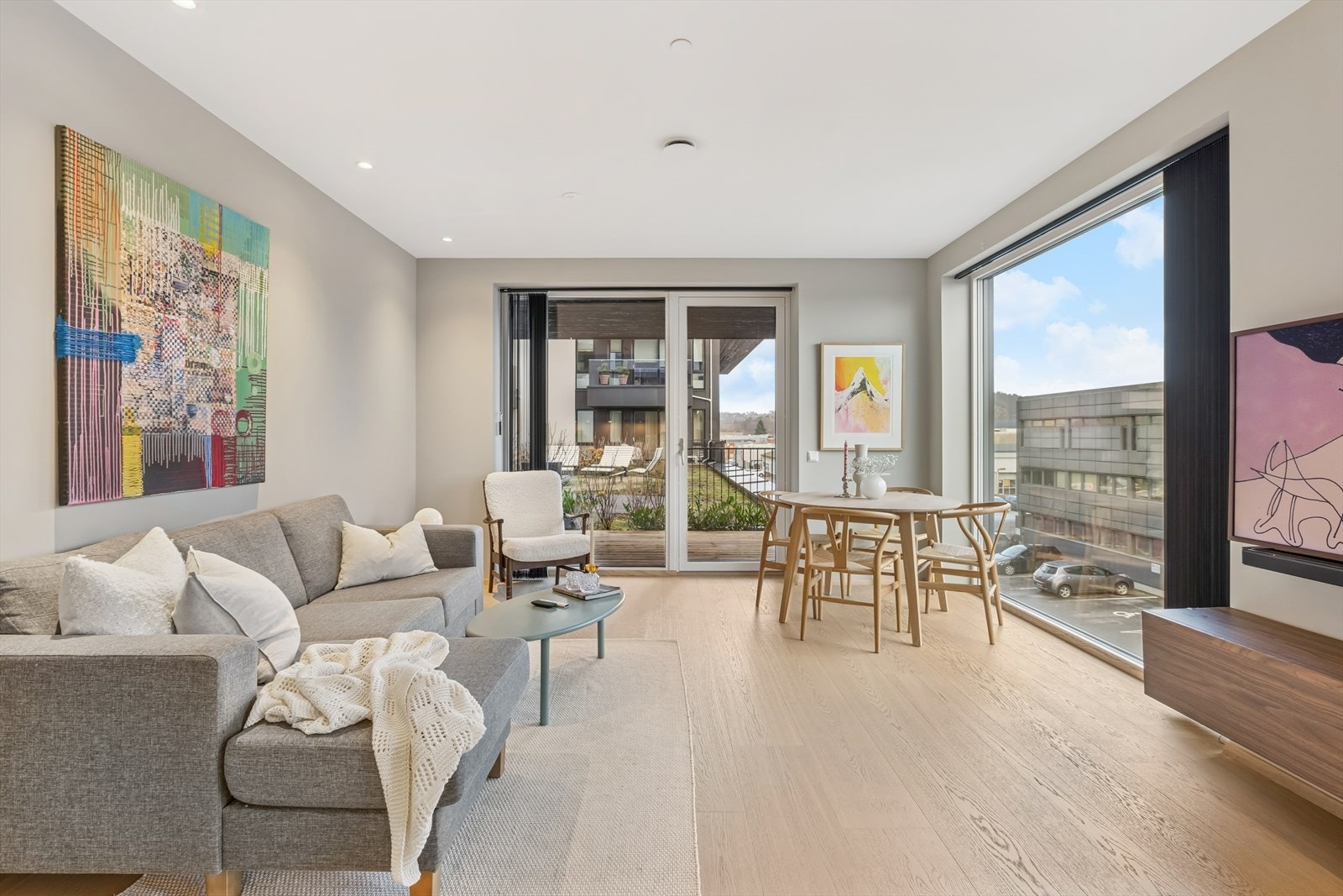 Leiligheten har et lyst og innbydende oppholdsrom med åpen stue- og kjøkkenløsning. Galleribilde