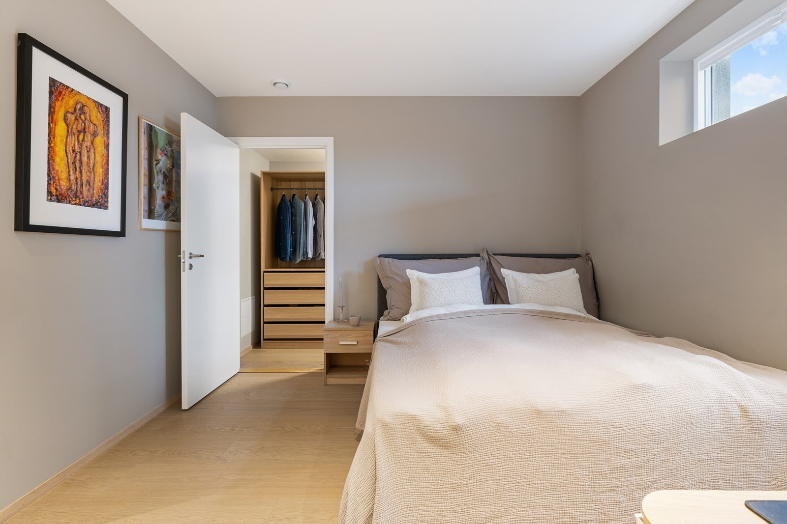 Leiligheten har et romslig soverom med downlights i taket og malte vegger i en behagelig fargetone. Galleribilde