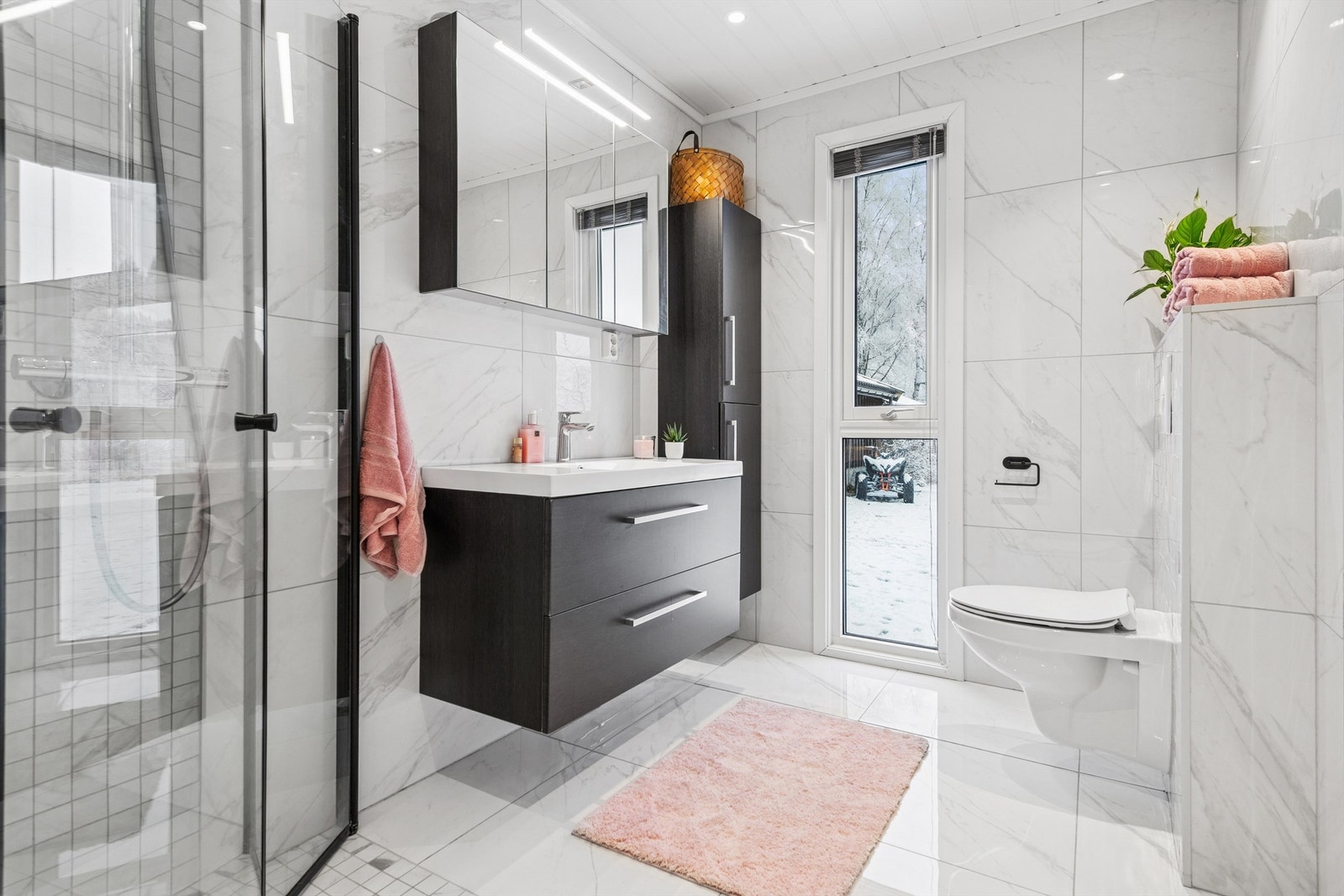 Badet i første etasje er helfliset og renovert i 2020. Galleribilde