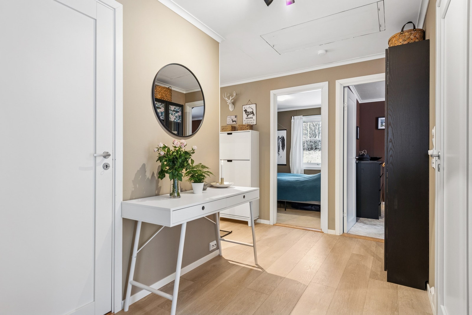 Fra gangen er det adkomst til soverommene og boligens sosiale sone. Galleribilde