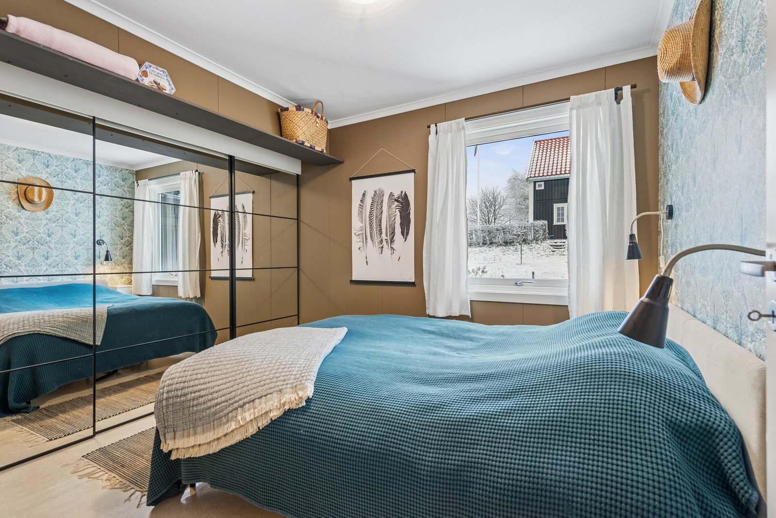 Hovedsoverommet har en stor skyvedørsgarderobe og vinduer fra 2020. Galleribilde