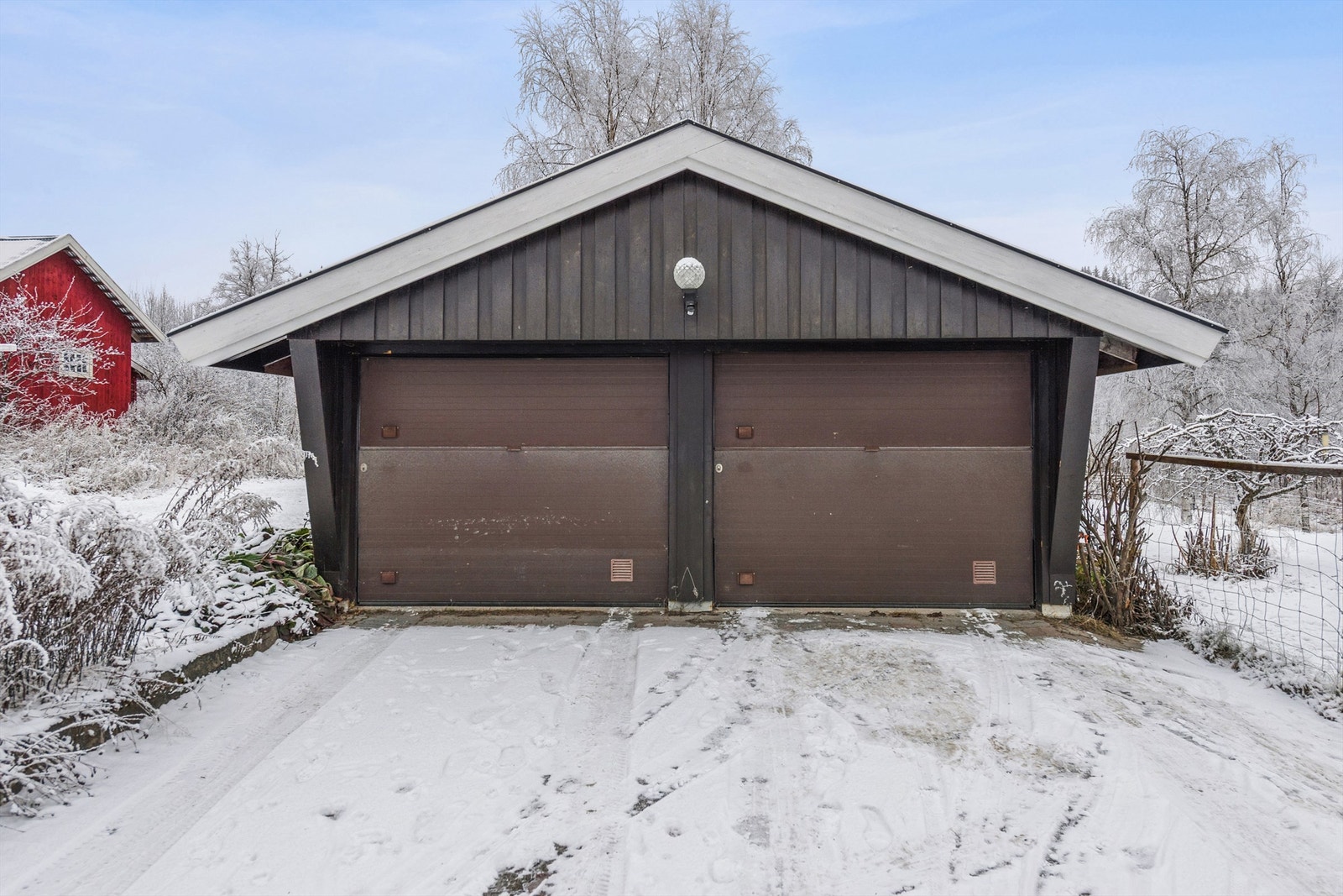 Dobbel garasje på ca. 36 m² med innlagt strøm og dobbel elbillader. Galleribilde