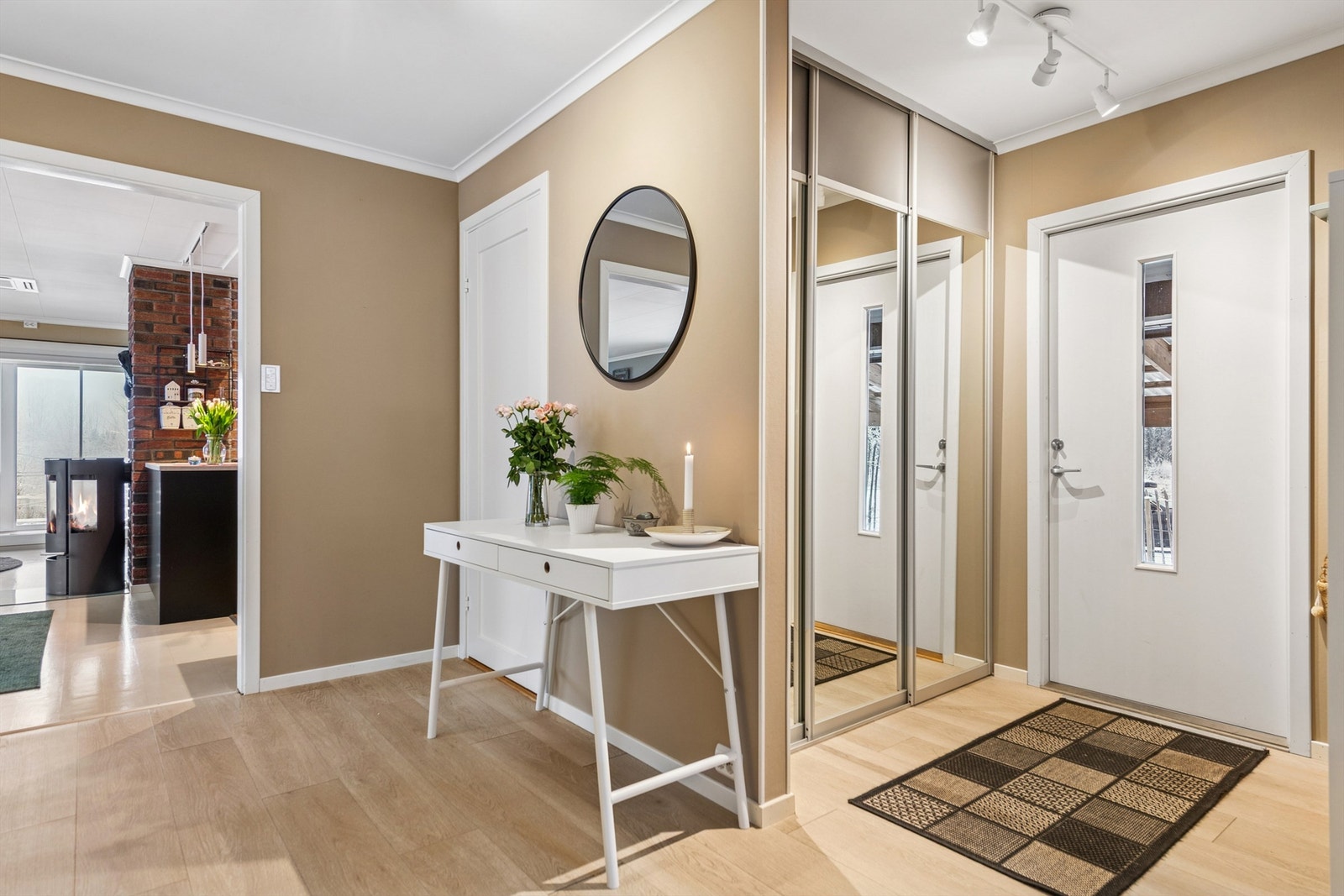 Lys og innbydende entré med god plass til oppbevaring i skyvedørsgarderobe. Galleribilde