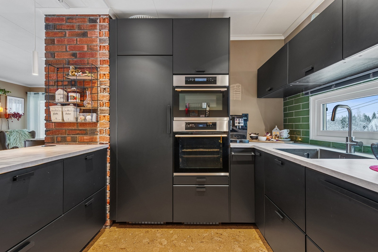 Alle hvitevarer er integrert, inkludert stekeovn og mikrobølgeovn i praktisk arbeidshøyde. Galleribilde