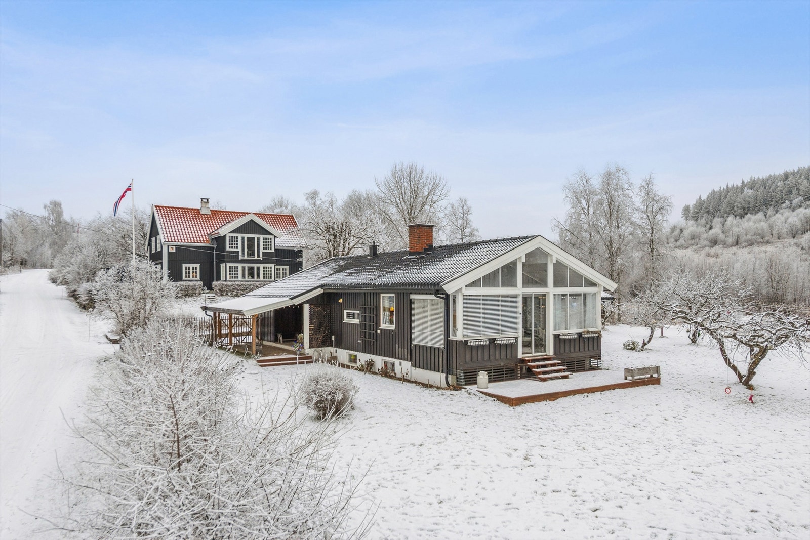 En modernisert enebolig med en stor, innglasset veranda på ca. 16 m². Galleribilde