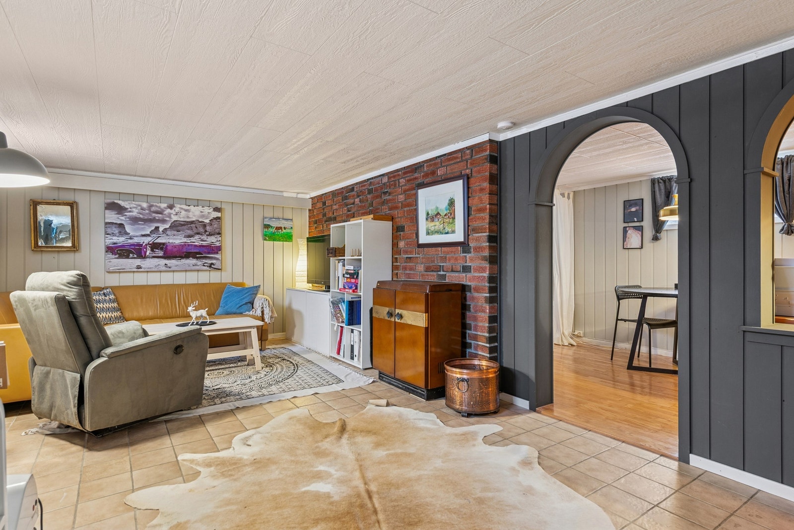 Innredet rom i kjeller, rommet er ikke omsøkt og godkjent til varig opphold Galleribilde