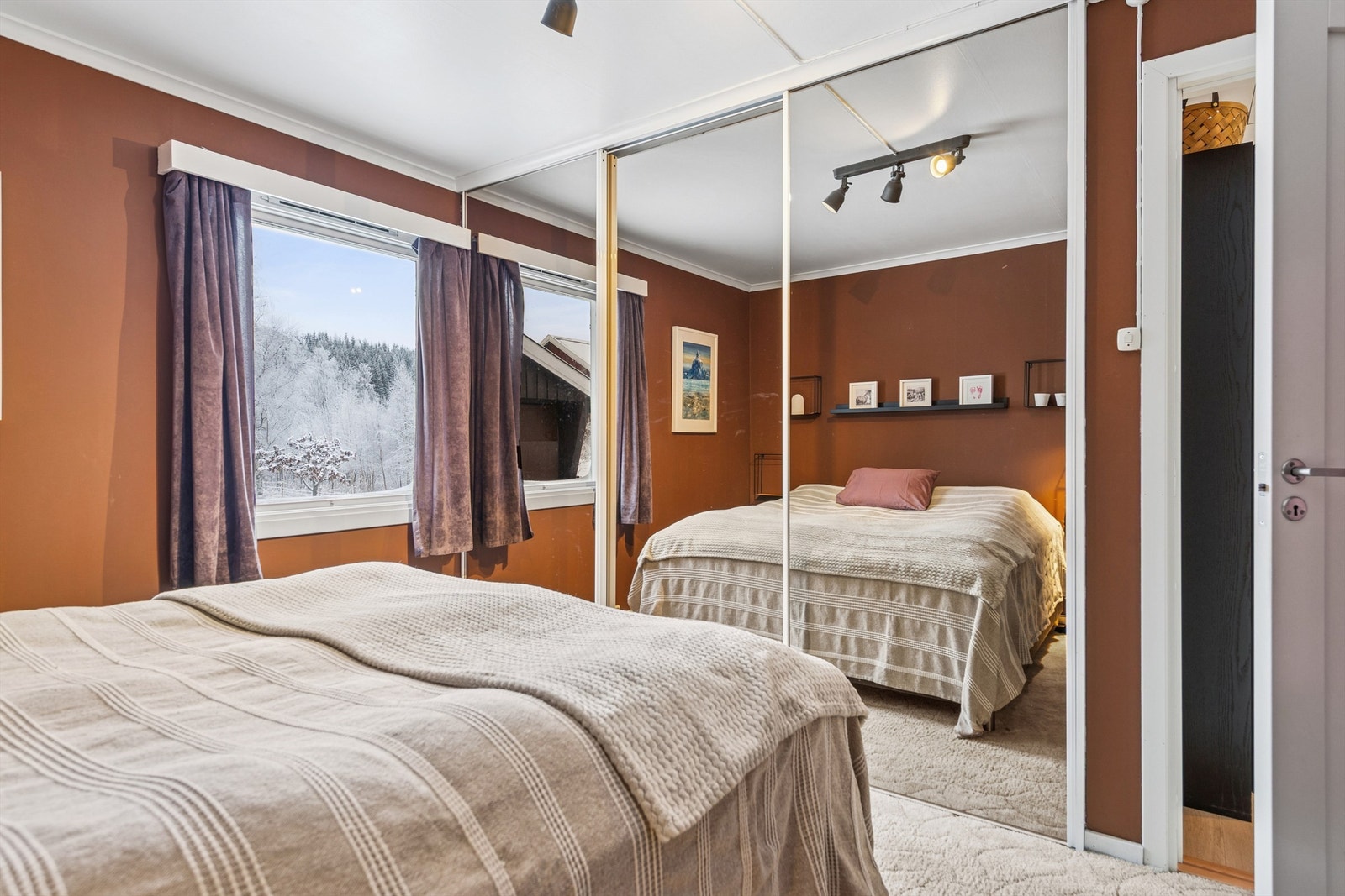 Soverommet er utstyrt med en praktisk garderobeløsning med speilfronter. Galleribilde