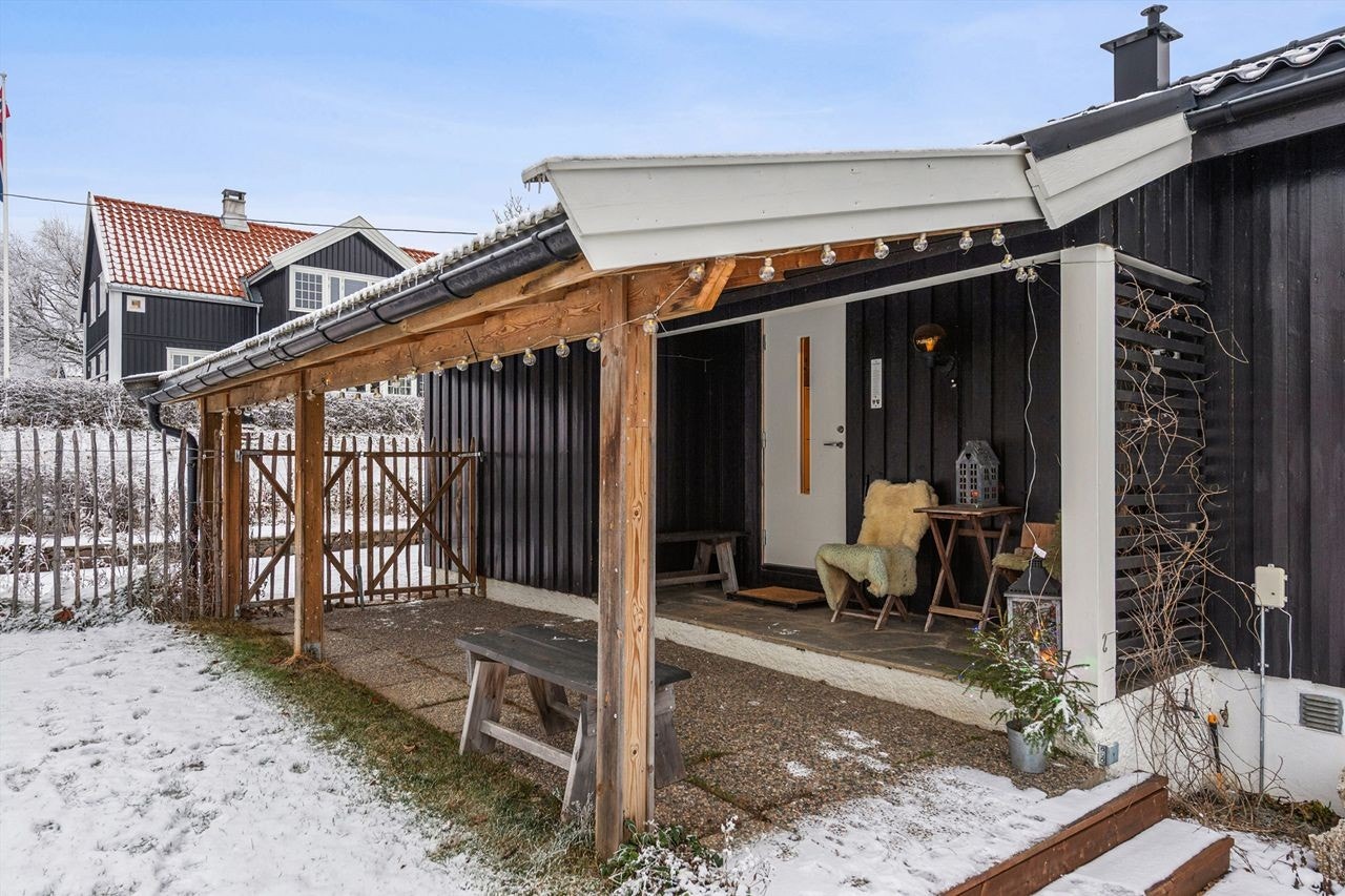 Overbygget inngangsparti på ca. 15 m² gir en lun og tørr ankomst. Galleribilde
