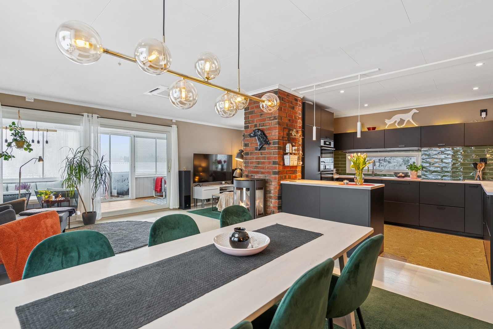 Moderne kjøkkeninnredning fra 2020 med god benke- og skapplass. Galleribilde