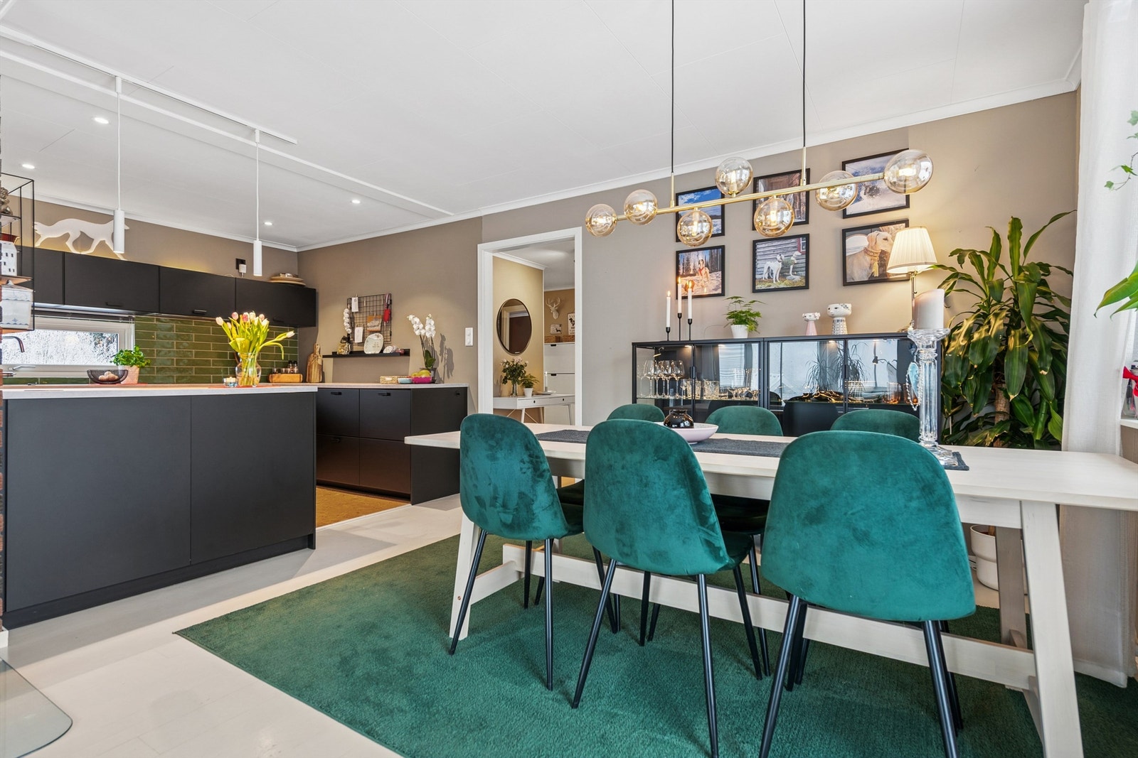 Den åpne løsningen gir en naturlig overgang mellom kjøkken og spisestue. Galleribilde