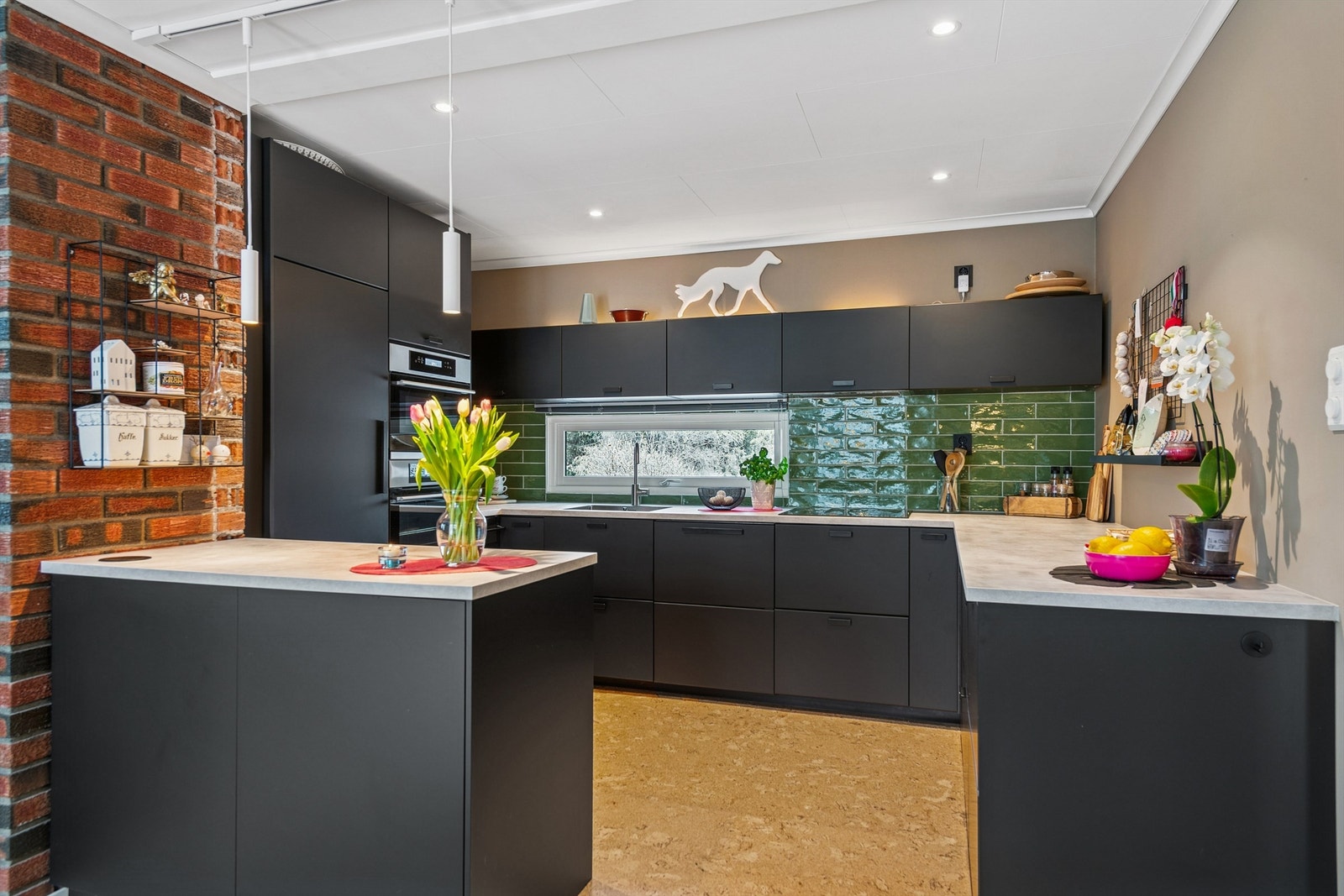 Kjøkkenet har laminert benkeplate og belysning over overskapene. Galleribilde