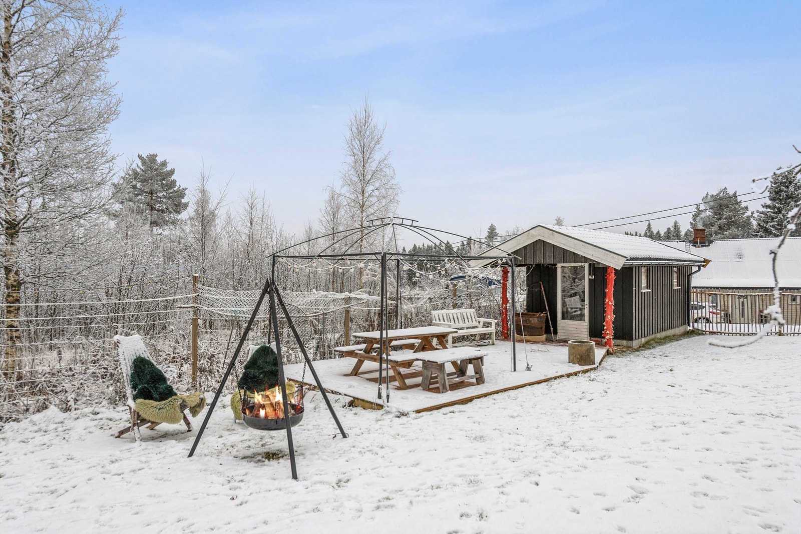 Eiendommen har også et isolert og innredet uthus, perfekt for hobby eller lagring. Galleribilde