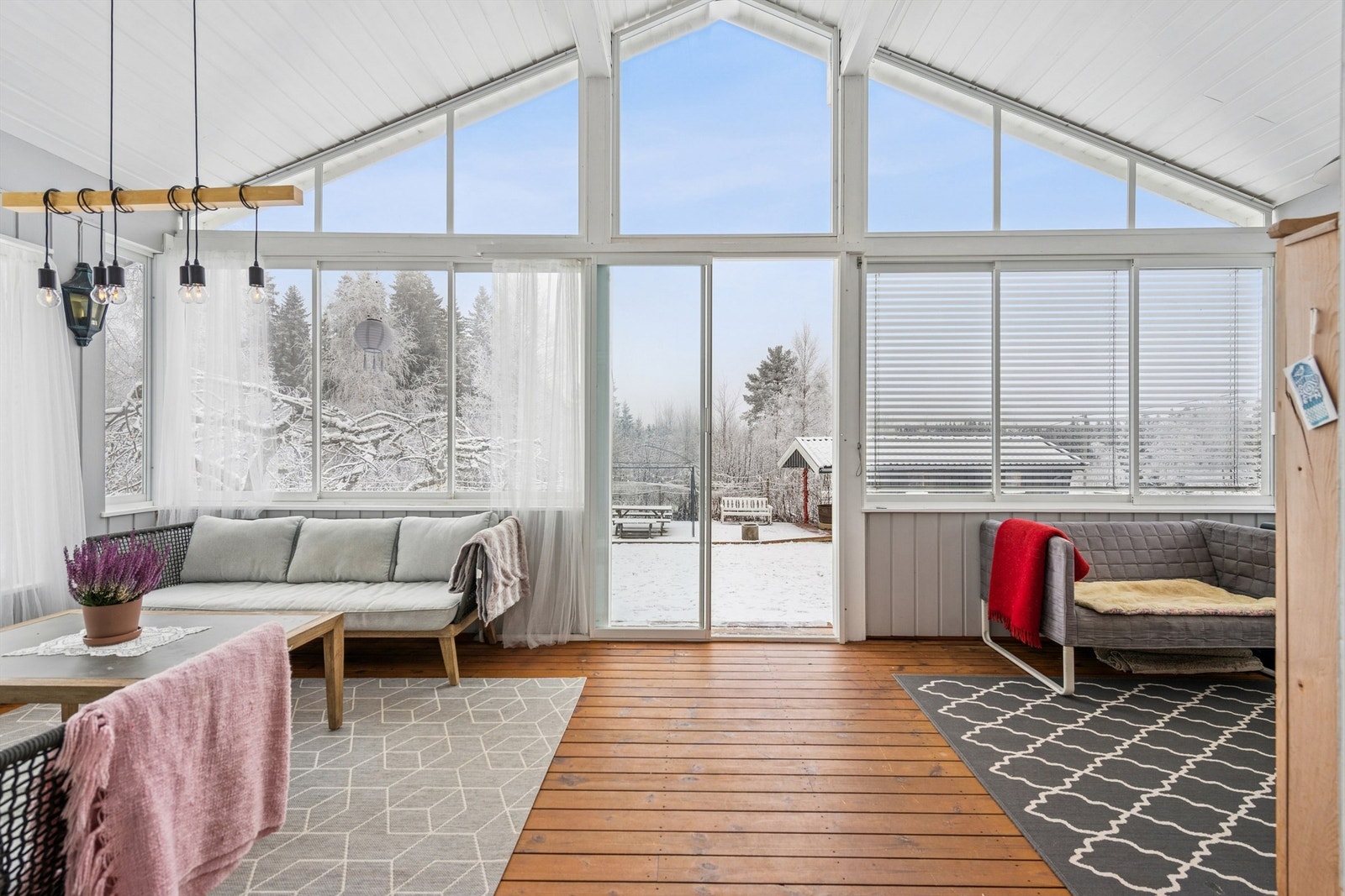 Verandaen har takoverbygg, som gir ly for vær og vind. Galleribilde