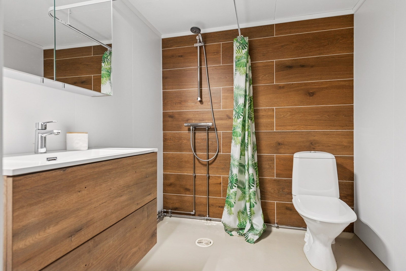 Badet i kjelleren ble delvis rehabilitert i 2020 med ny innredning. Galleribilde