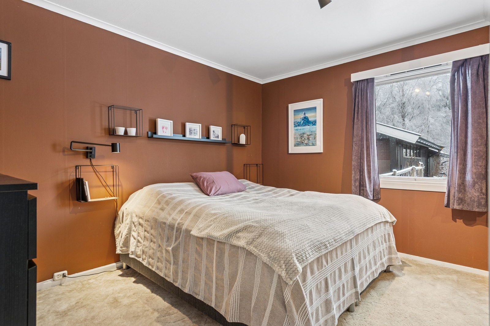 Boligens andre soverom i første etasje, med plass til seng og oppbevaring. Galleribilde