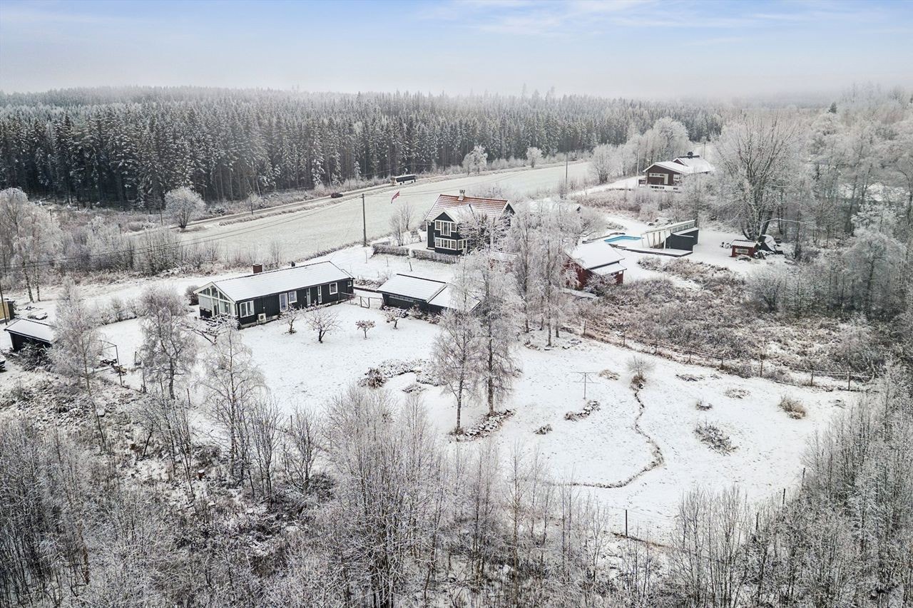 Dagligvarebutikker, skoler, barnehager og bussholdeplass er lett tilgjengelig. Galleribilde