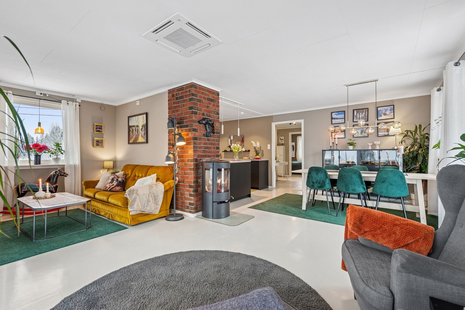 Stuen er romslig og er utstyrt med en vedovn som er plassert midt i rommet. Galleribilde