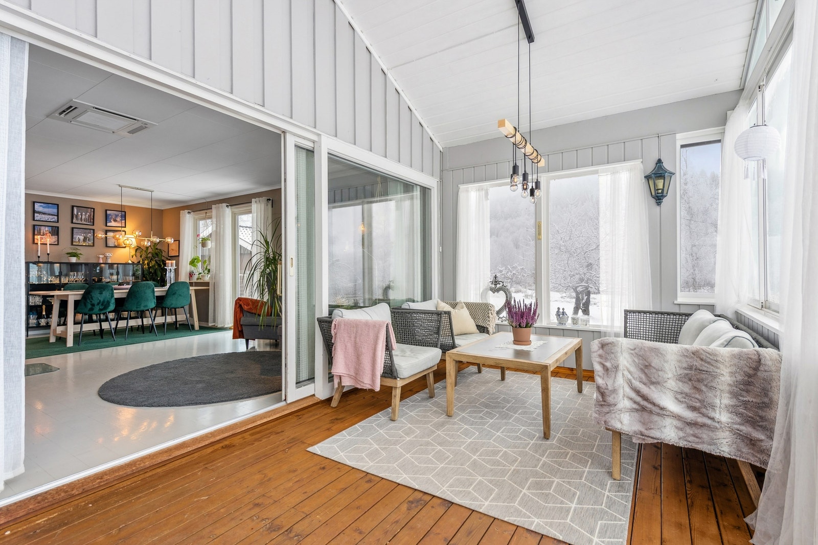 Skyvedøren mellom stue og veranda skaper en sømløs overgang mellom inne- og uterom. Galleribilde