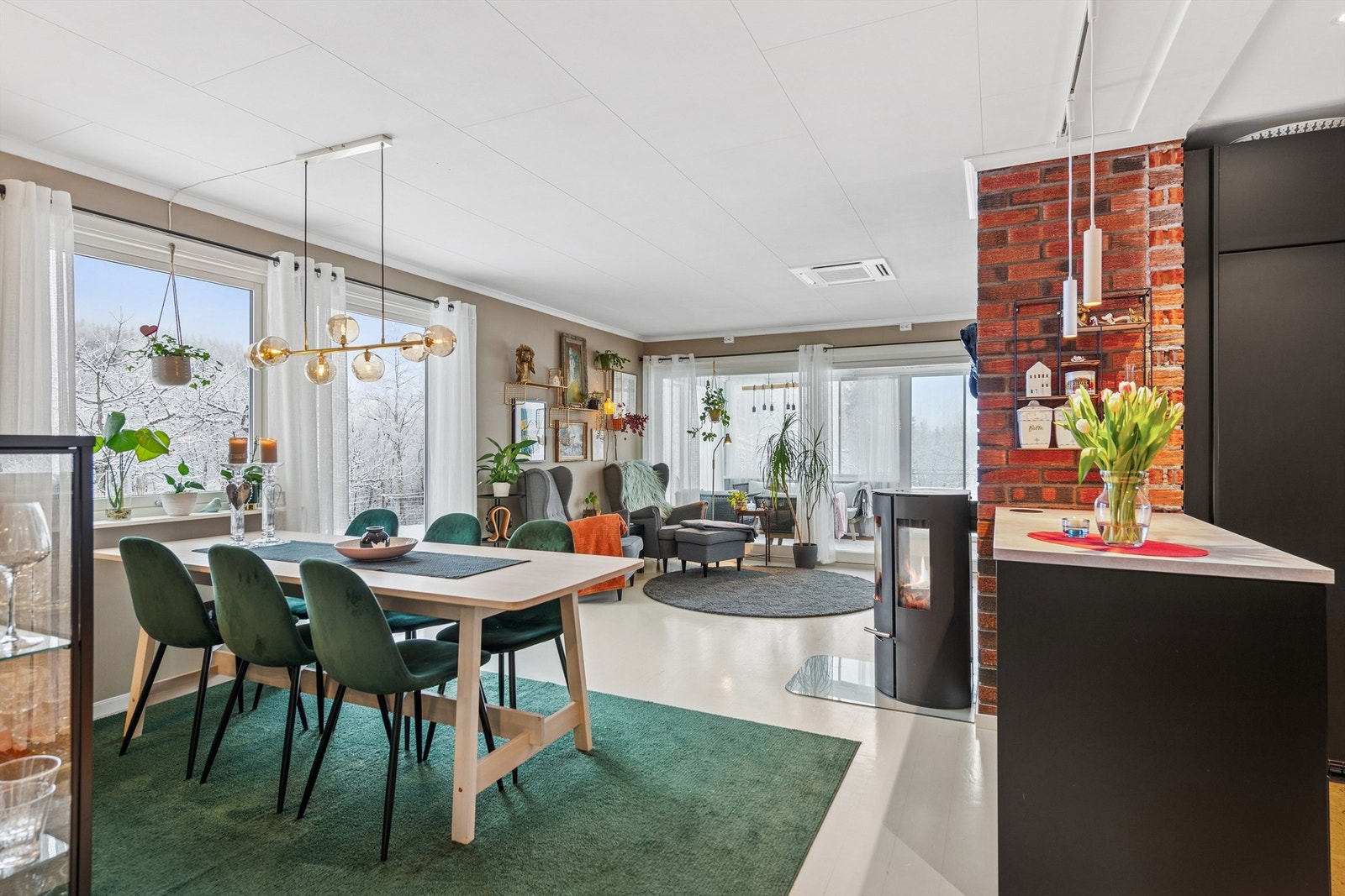 En luft-til-luft varmepumpe fra 2021 sørger for effektiv oppvarming. Galleribilde