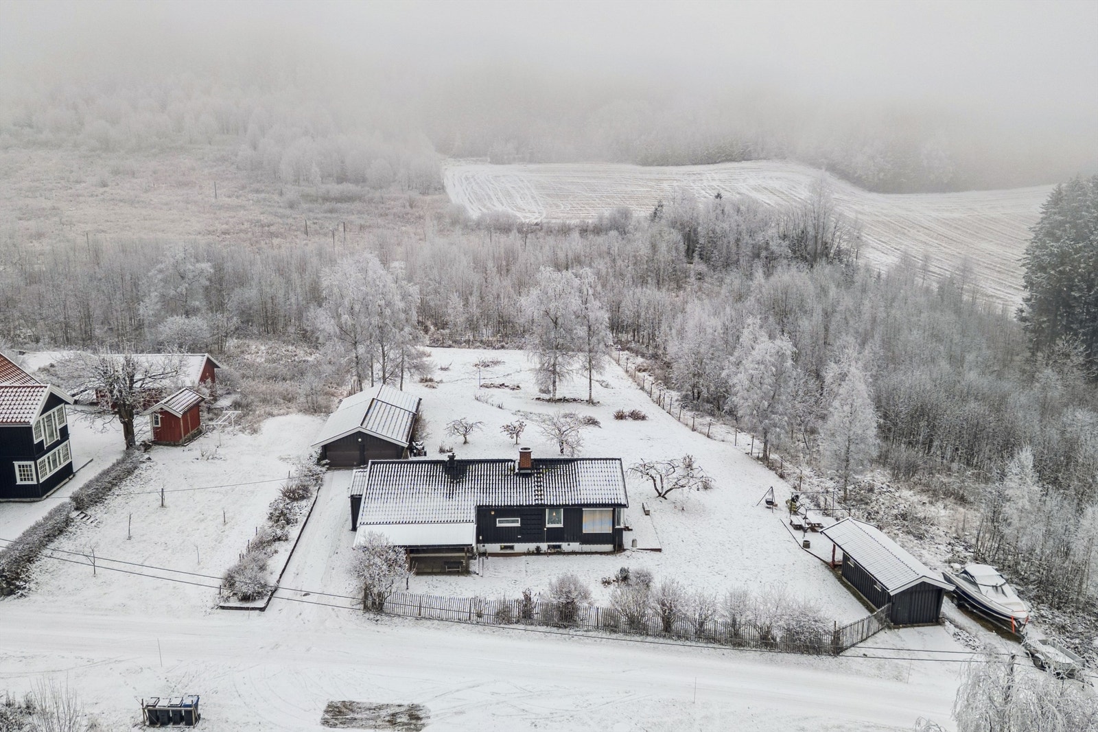 Eiendommen har en tilbaketrukket og rolig beliggenhet med landlige omgivelser. Galleribilde
