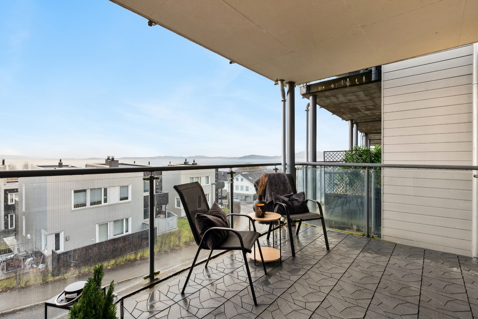 Fra terrassen nyter du flott sjøutsikt mot Trondheimsfjorden med kveldssol til langt utpå kvelden. Galleribilde