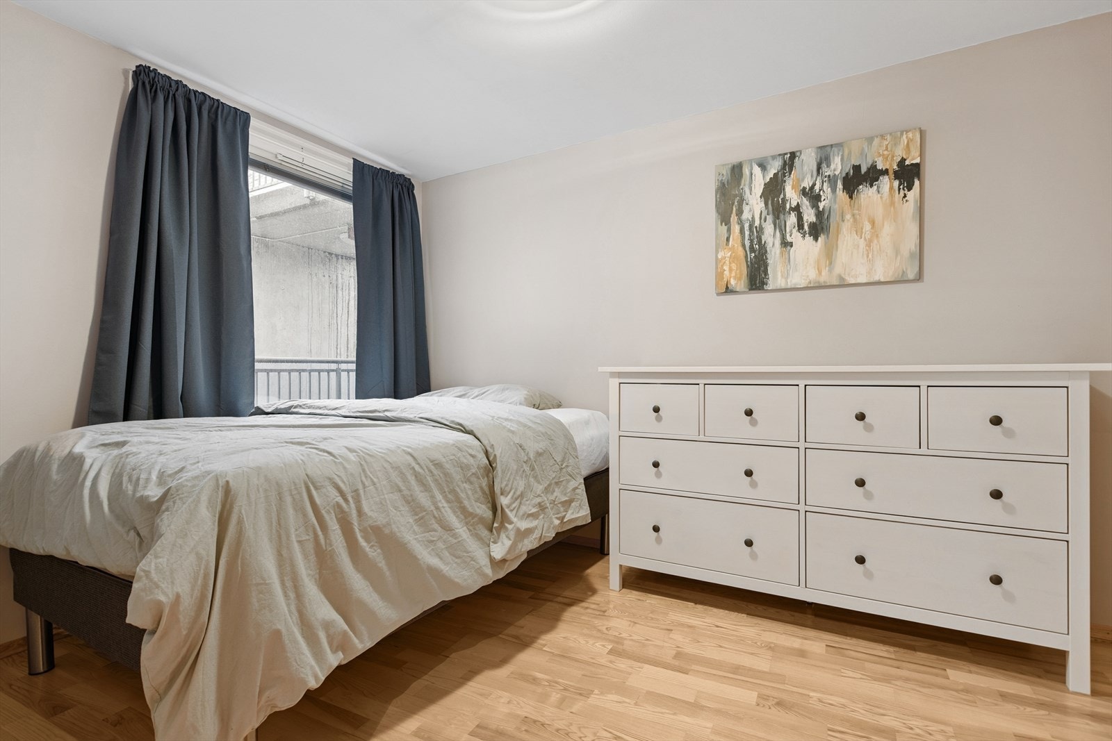 Soverom med god plass til dobbeltseng. Galleribilde