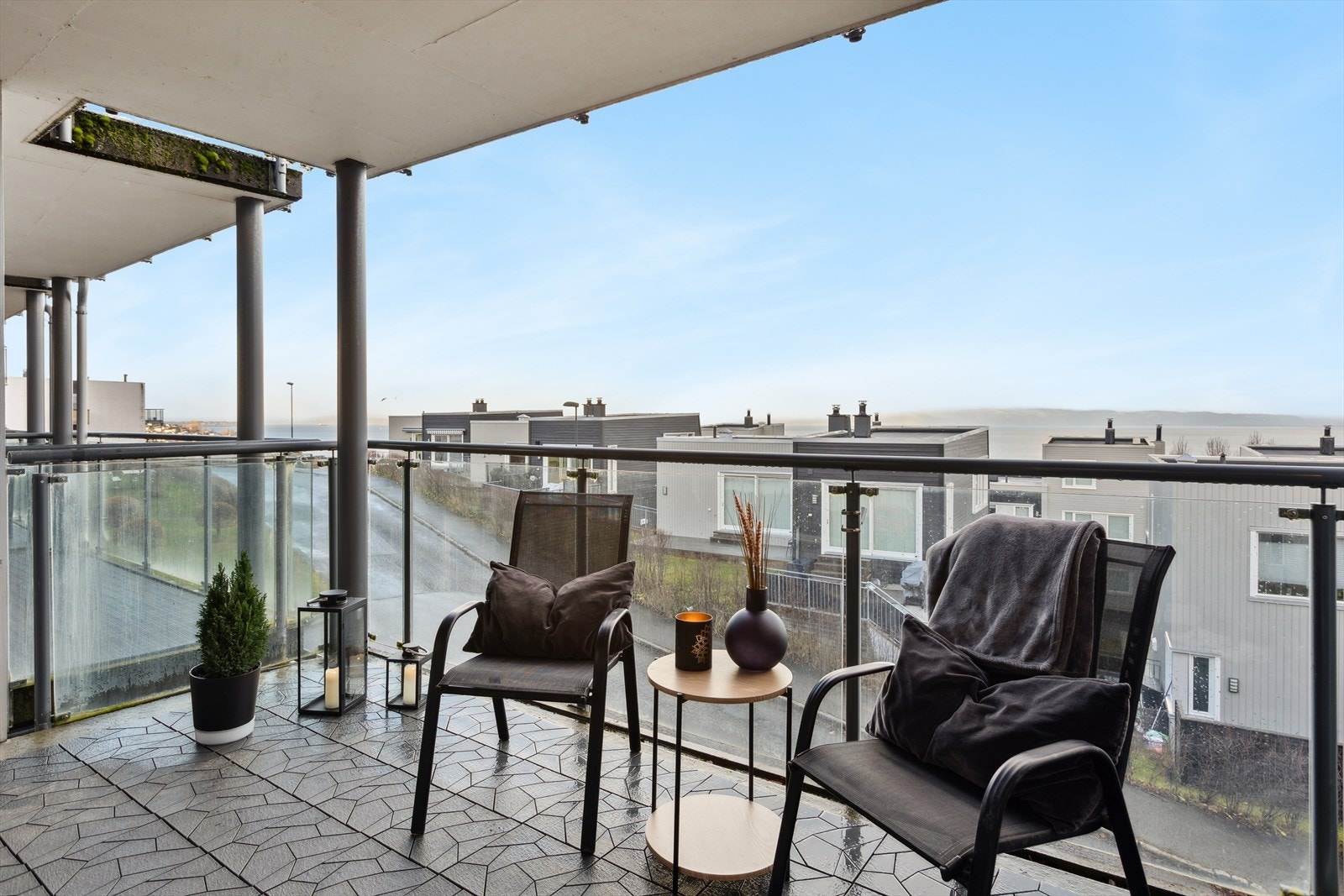 Terrassen er av gode 11m² og kan enkelt møbleres etter ønske og behov. Galleribilde