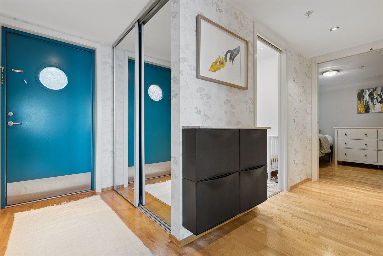 Romslig inngangsparti med god plass til oppbevaring. Galleribilde