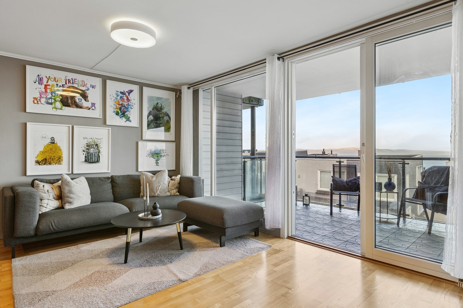 Åpen stue- kjøkkenløsning på 33m² med plass til både sofagruppe og spisebord. Galleribilde