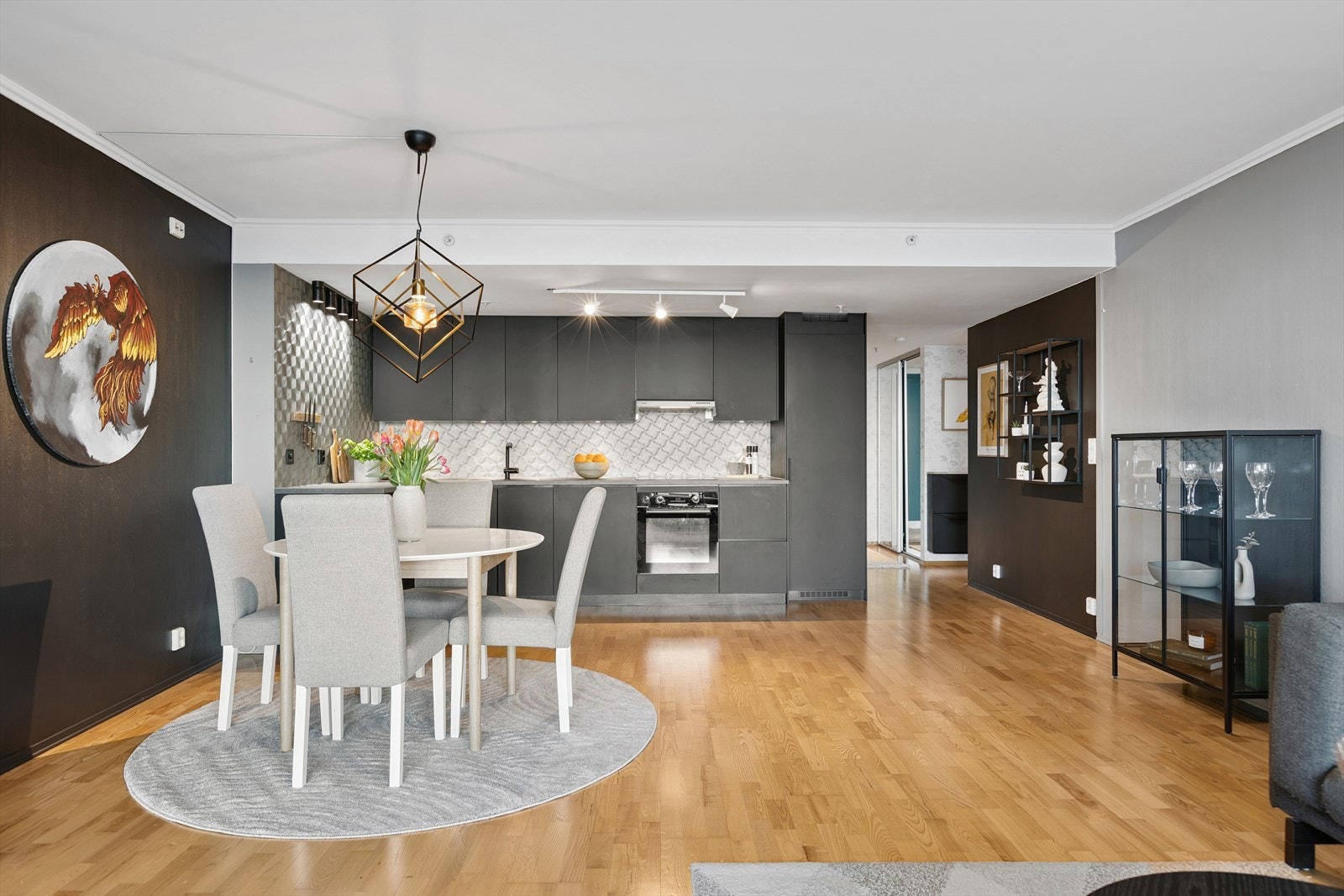 Det er god plass til spisegruppe ved kjøkkenet. Galleribilde