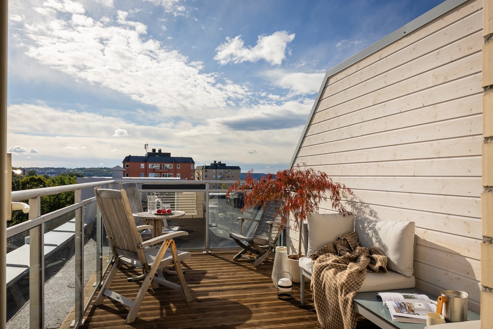 Her kan godværsdagene nytes sammen med den fine utsikten over nærområdet og byen. Galleribilde