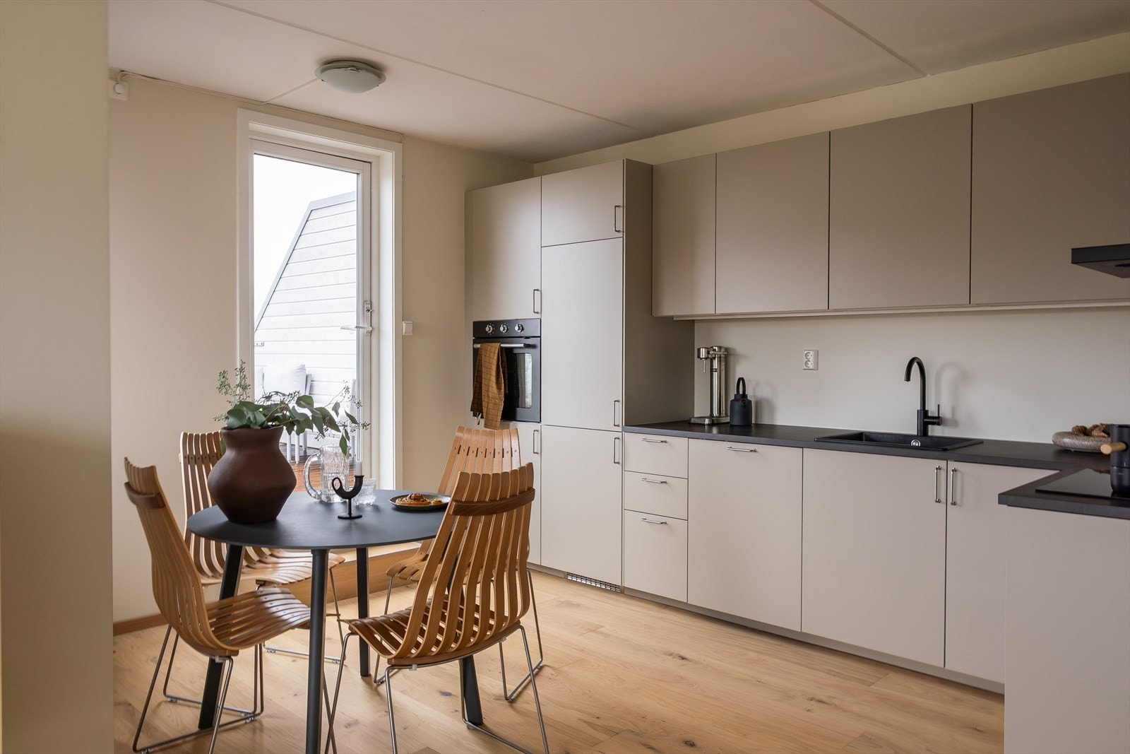 Moderne kjøkkeninnredning fra 2025 med integrerte hvitevarer. Galleribilde